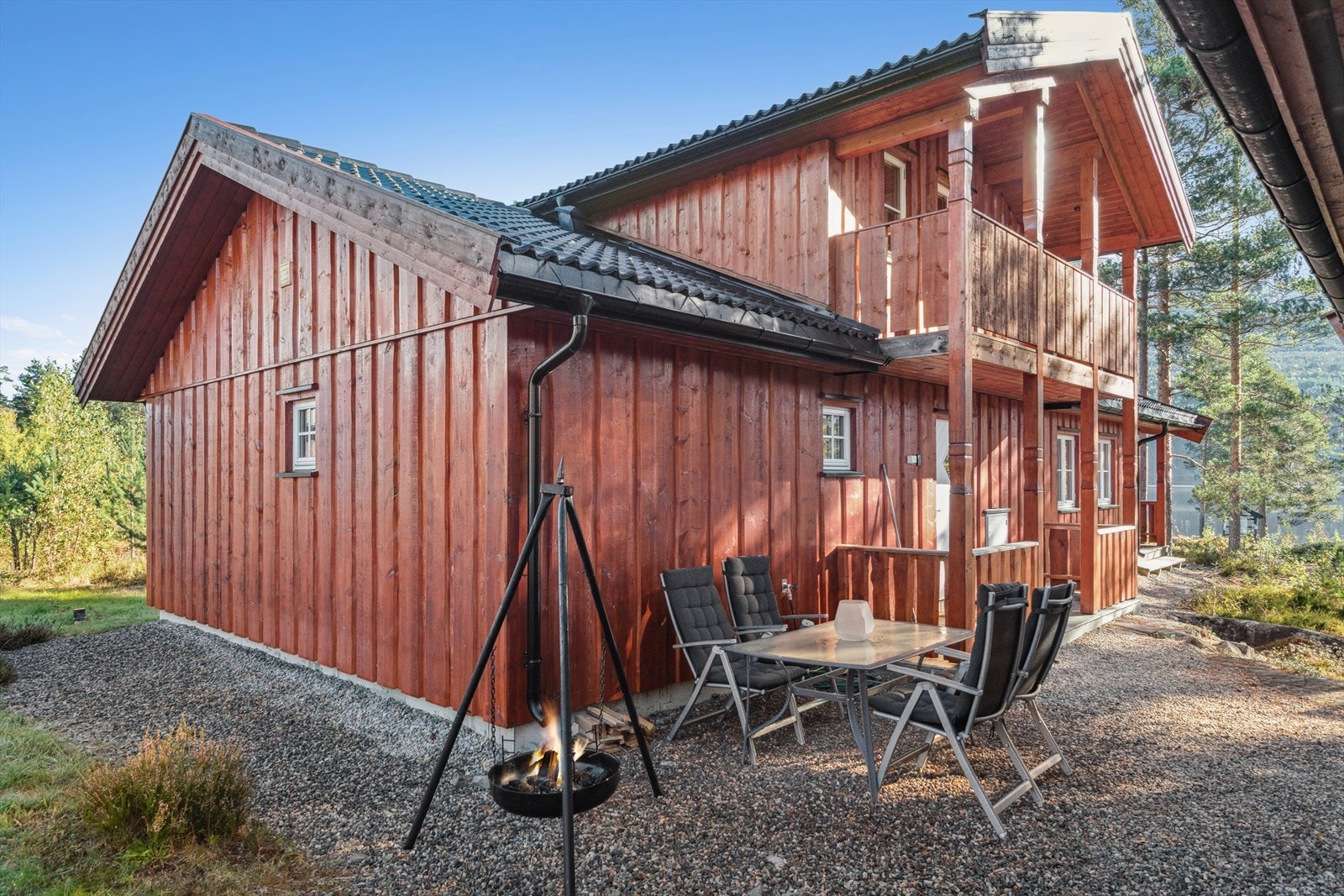 Pent uteområde med sitteplass og bålpanne for lange kvelder med varme, hygge og gode samtaler under åpen himmel. Galleribilde