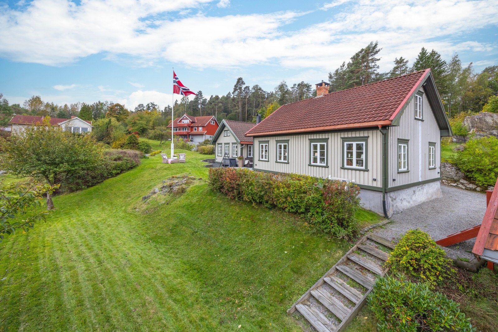 Tomten er flott opparbeidet med plen og naturtomt Galleribilde