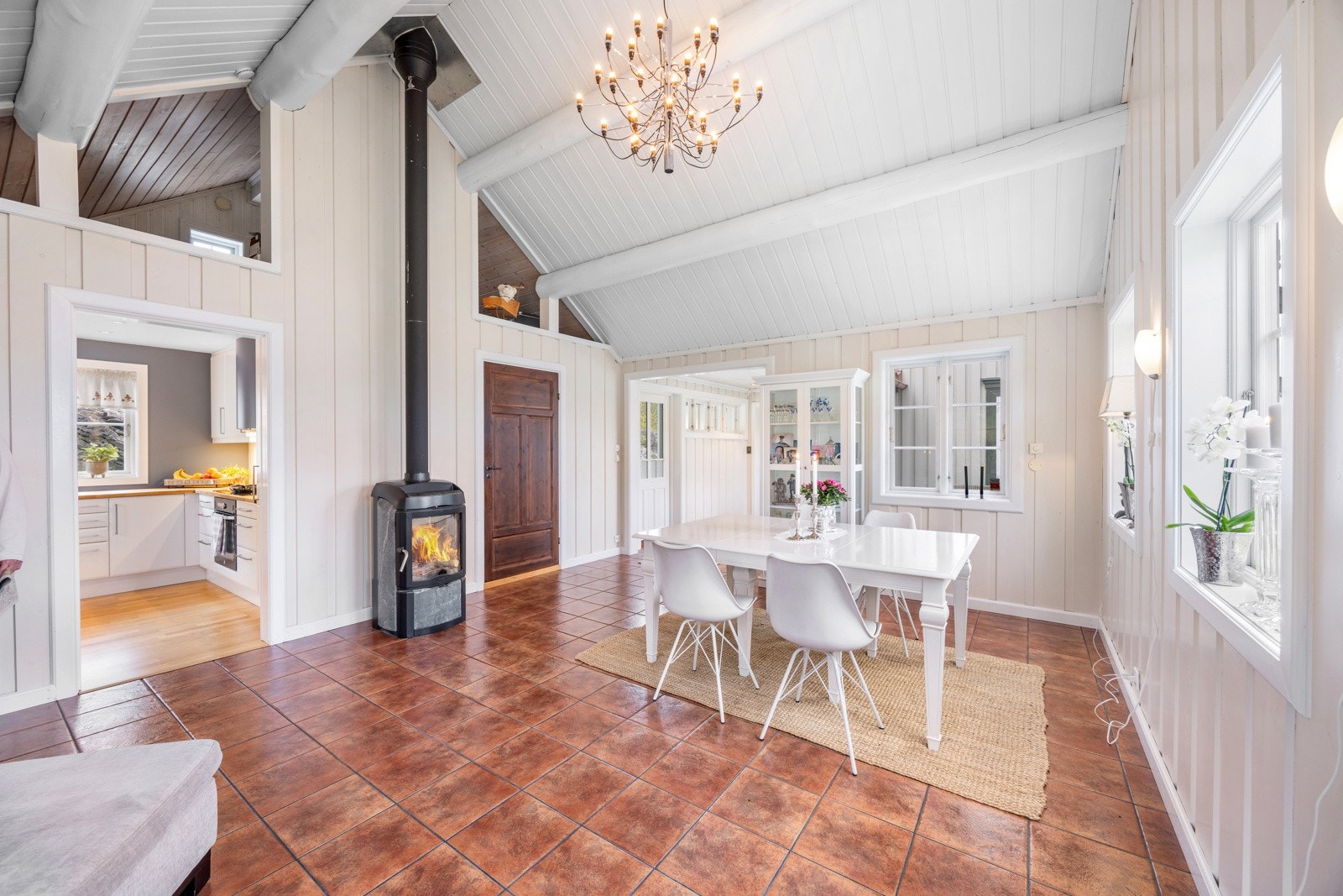 I spisestuen er det både varmepumpe (ny oktober 2024) og vedovn Galleribilde