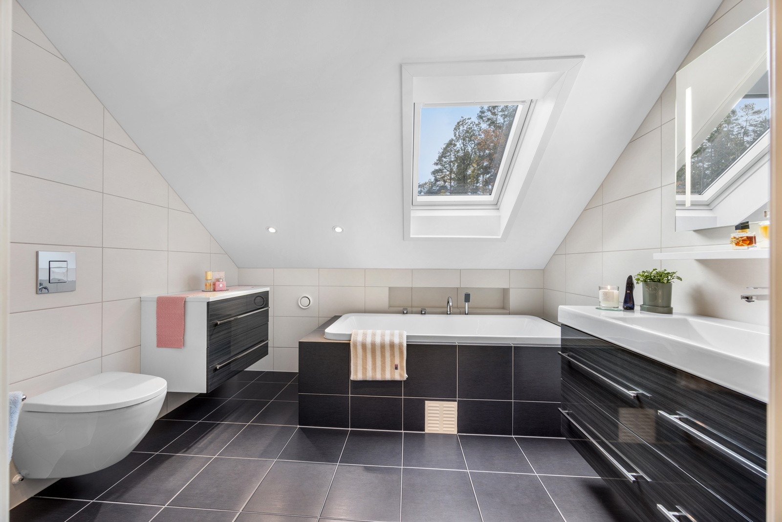 Pent flislagt bad i 2. etasje Galleribilde