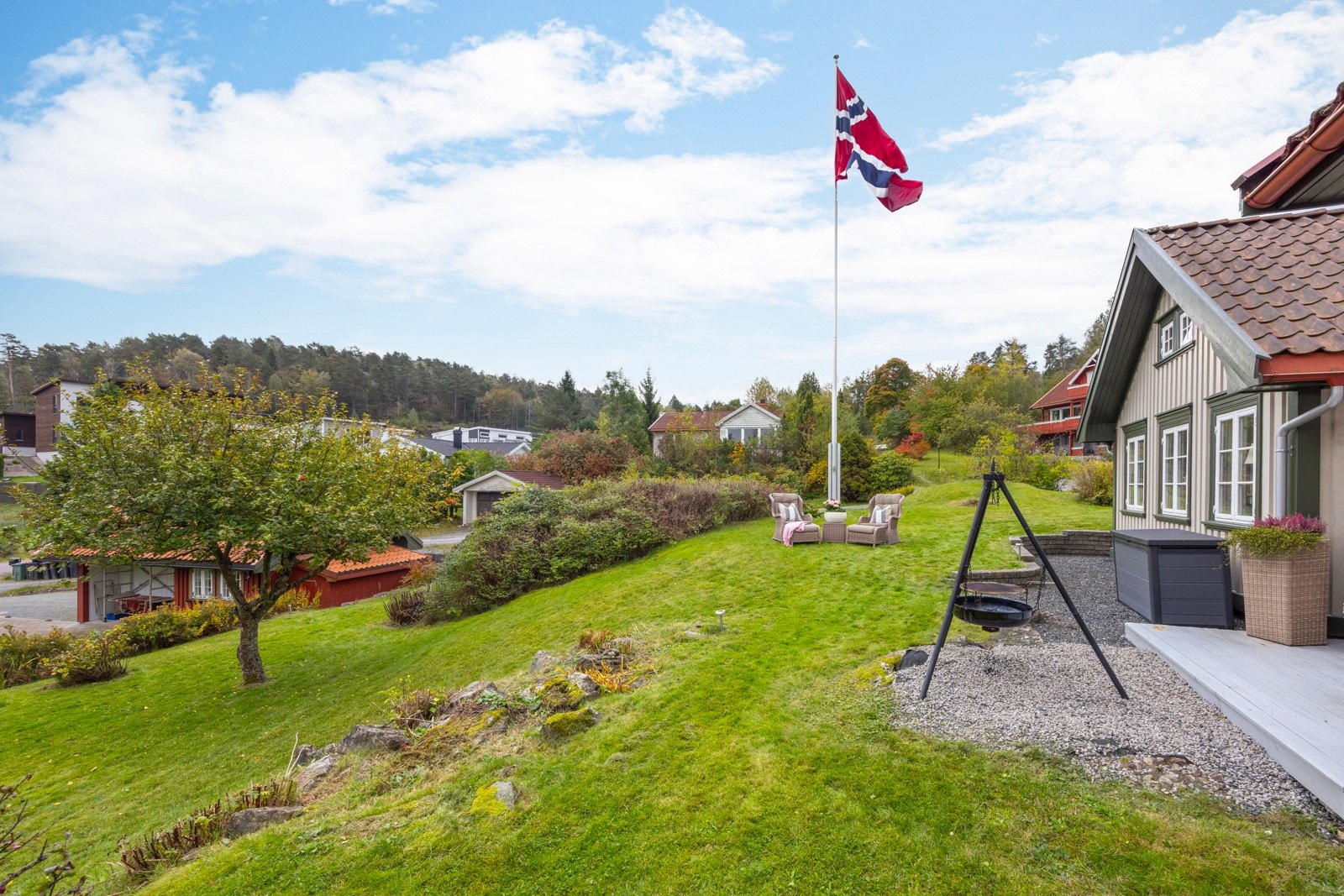 Pent opparbeidet tomt - her fra hagen og den ene uteplassen Galleribilde