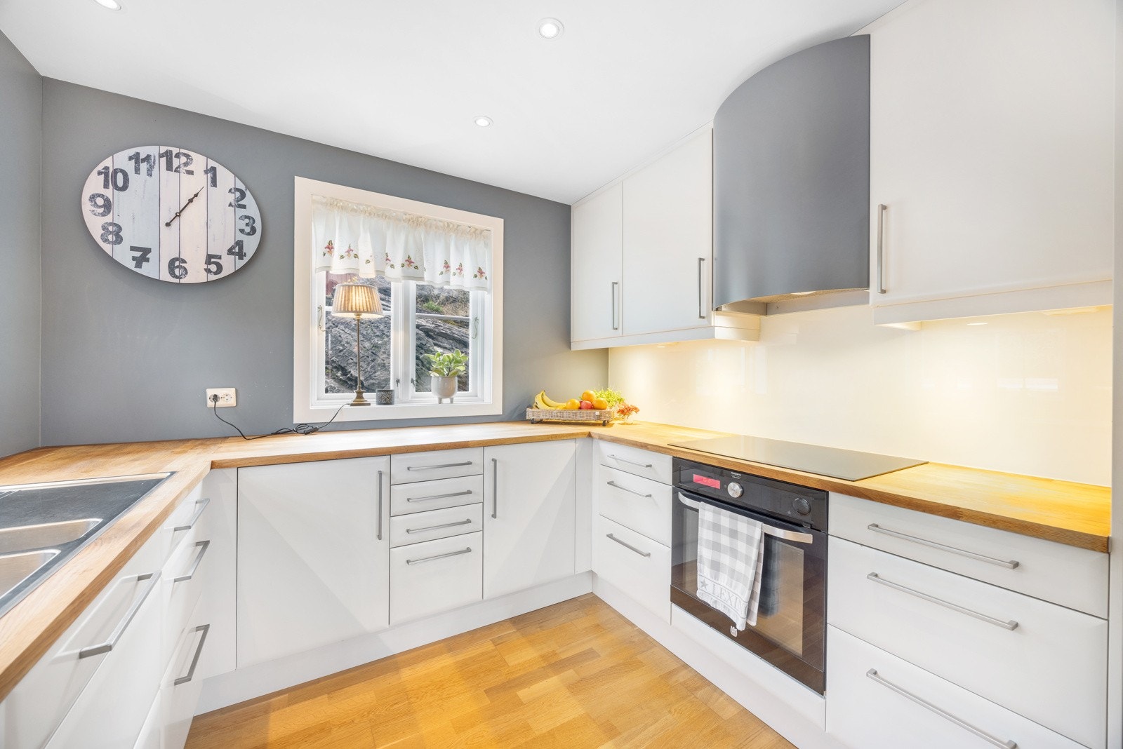 Integrerte hvitevarer medfølger: Induksjonstopp, stekeovn m/pyrolyse, oppvaskmaskin og kjøleskap Galleribilde