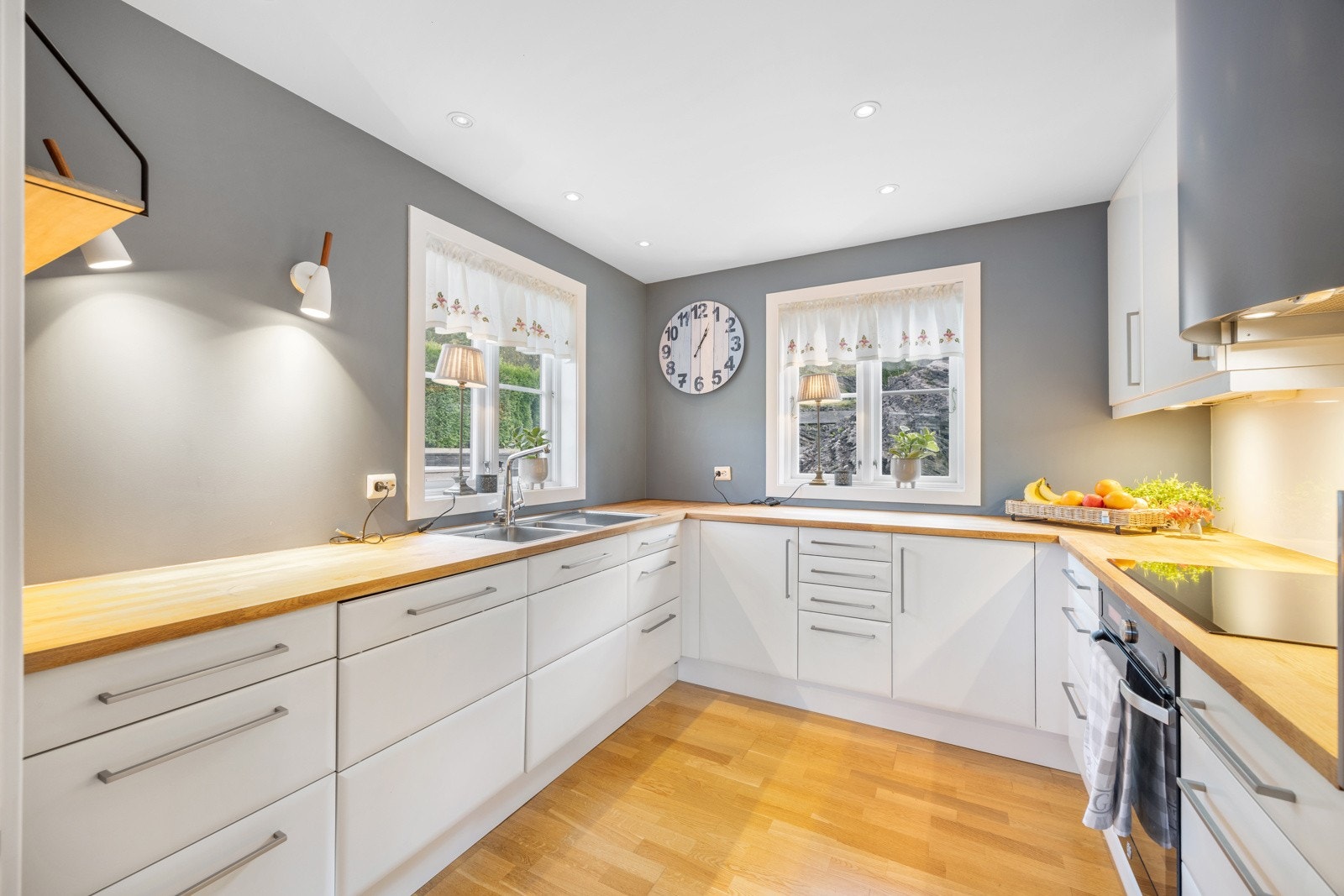 Pen og tidløs Sigdal kjøkkeninnredning som har godt med skap- og benkeplass Galleribilde