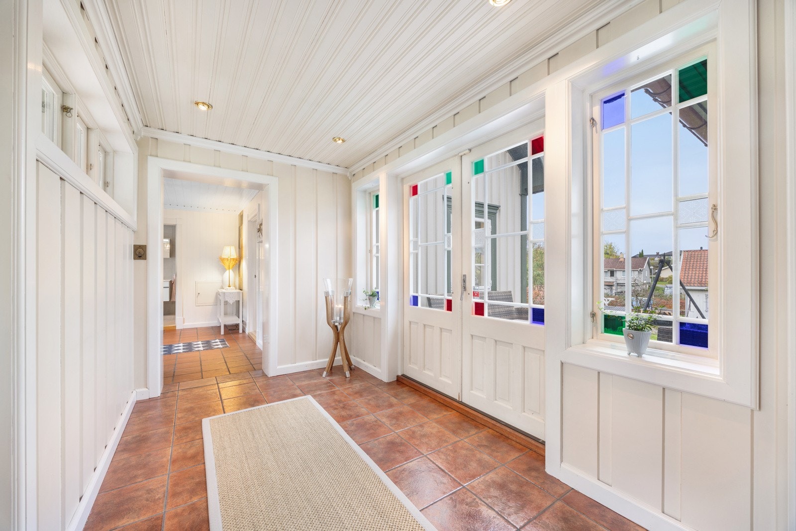 Mellomgang med utgang til en av de fine uteplassene Galleribilde