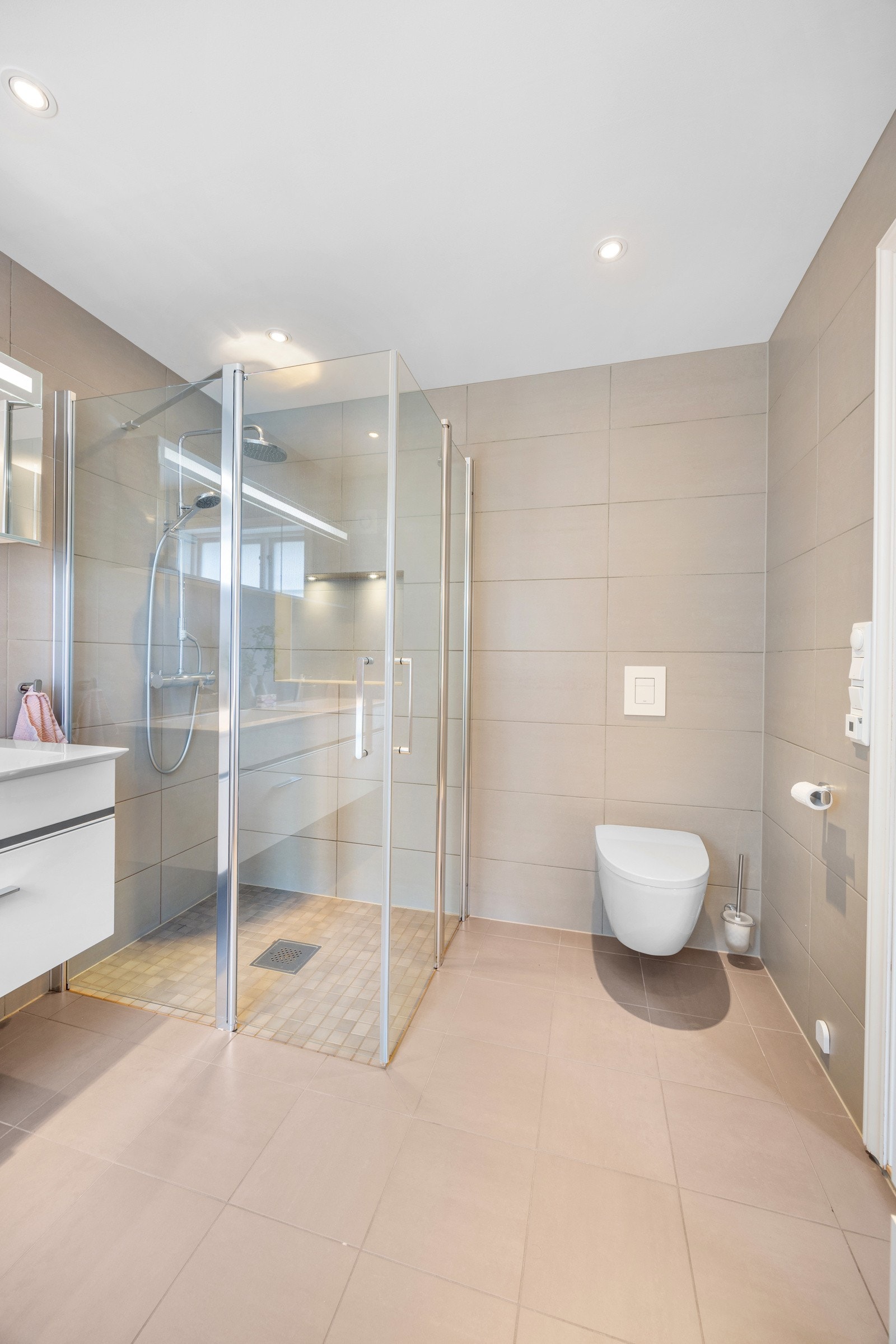 Moderne og tidsriktig. Flislagt med varmekabler Galleribilde