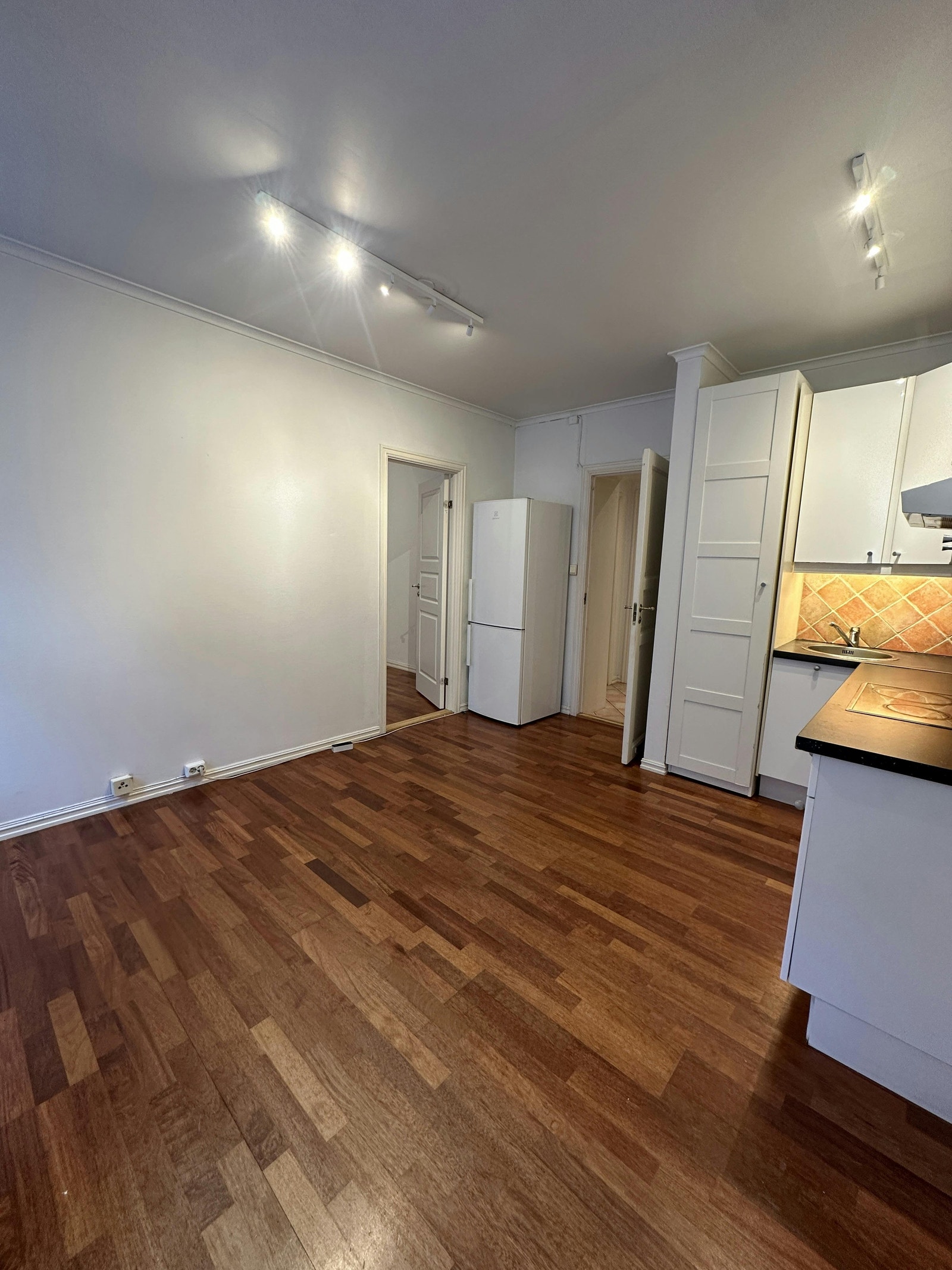 Stue med åpent kjøkken Galleribilde