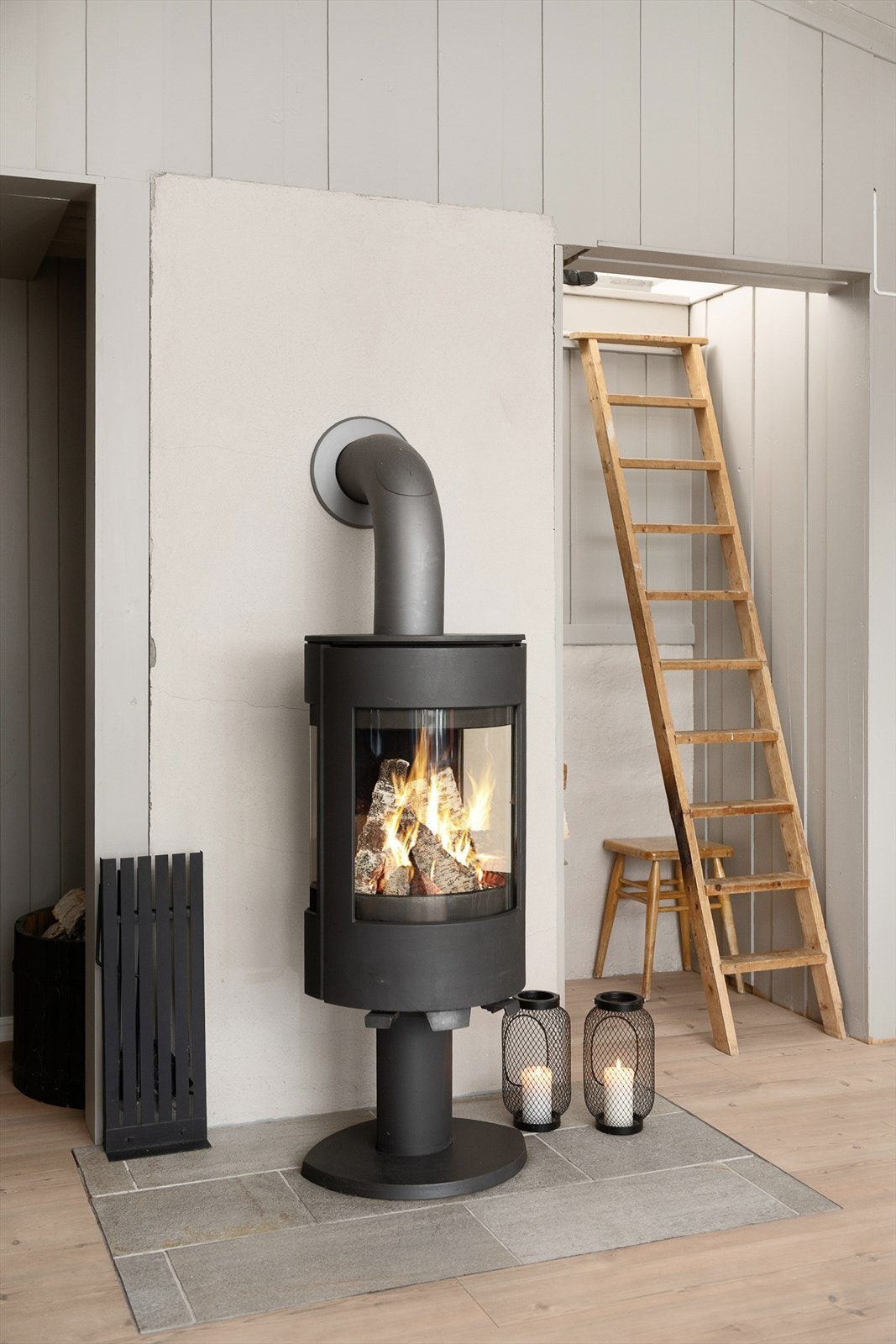 Peisovn for den ekstra gode varmen. Stige opp til hemsen fra stua. Galleribilde