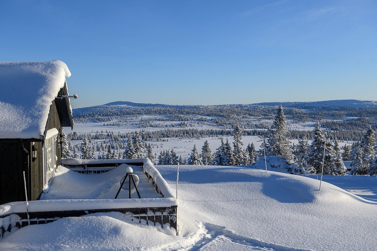 Hytta har en romslig, åpen og solrik terrasse som innbyr til avslapning i hytteveggen etter en dag på tur. Galleribilde