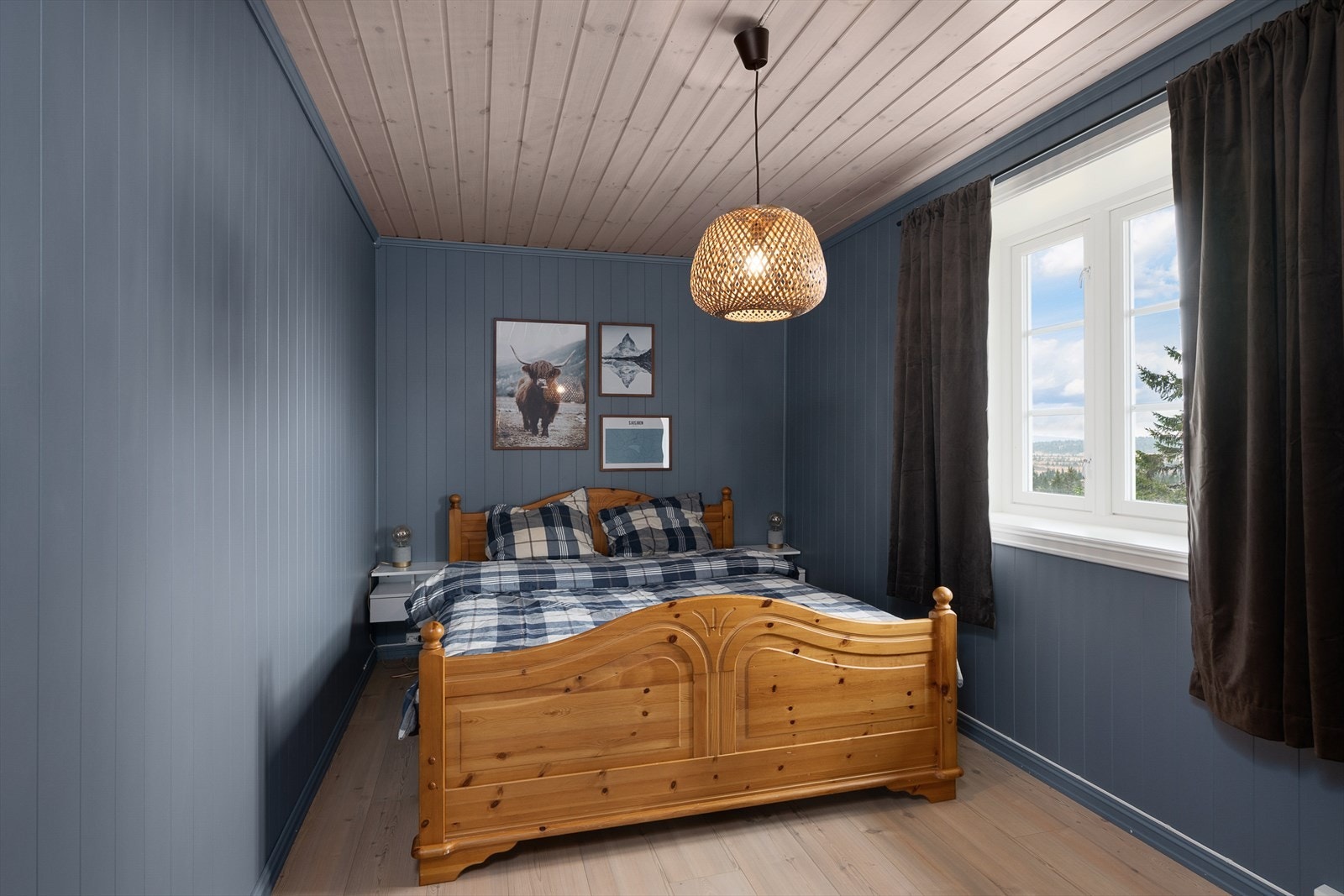 Hovedsoverom med plass til dobbeltseng. Rommet er malt i en hyggelig blåtone. Galleribilde