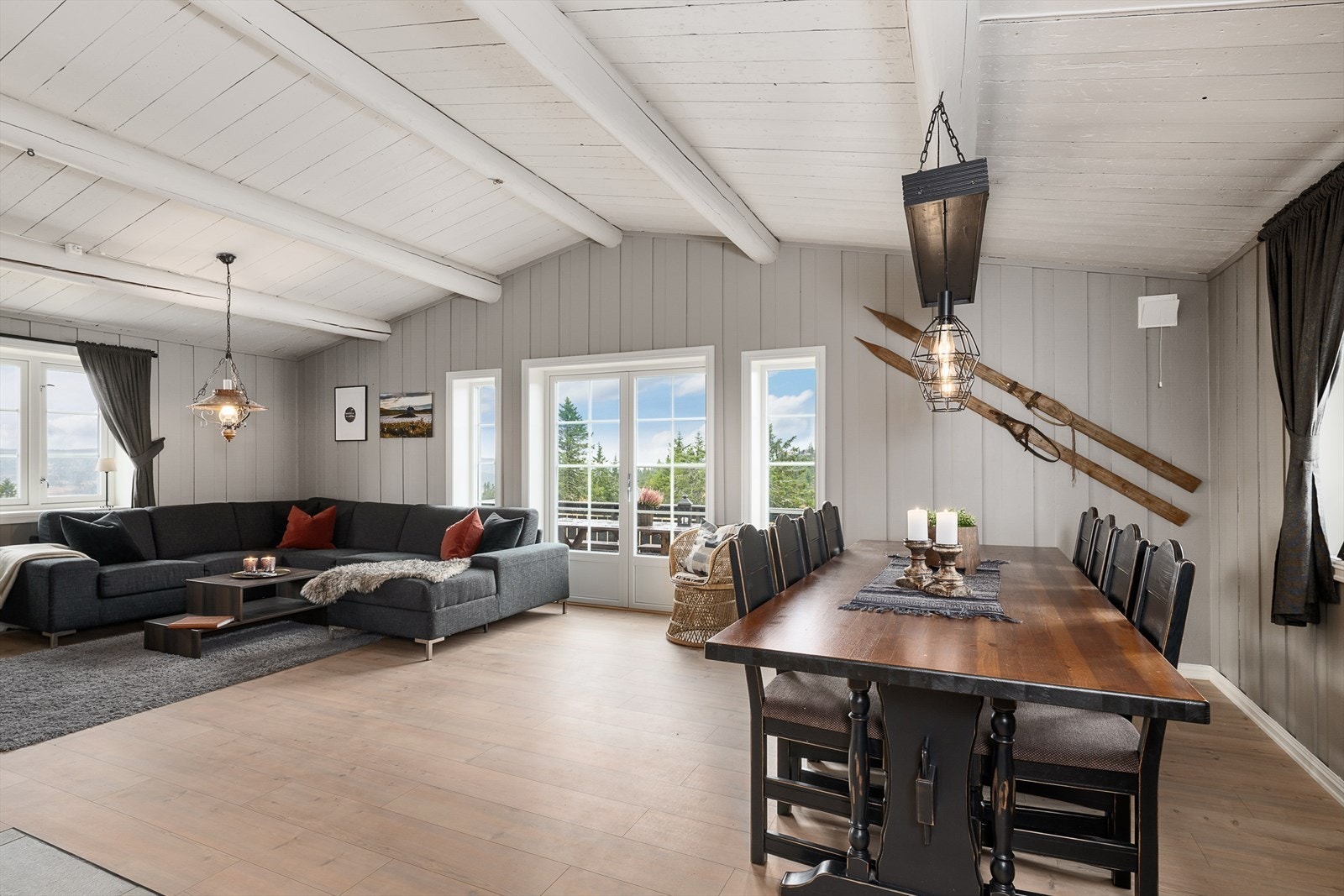 Lyst og innbydende oppholdsrom der det er god plass til både sofa og langbord. Galleribilde