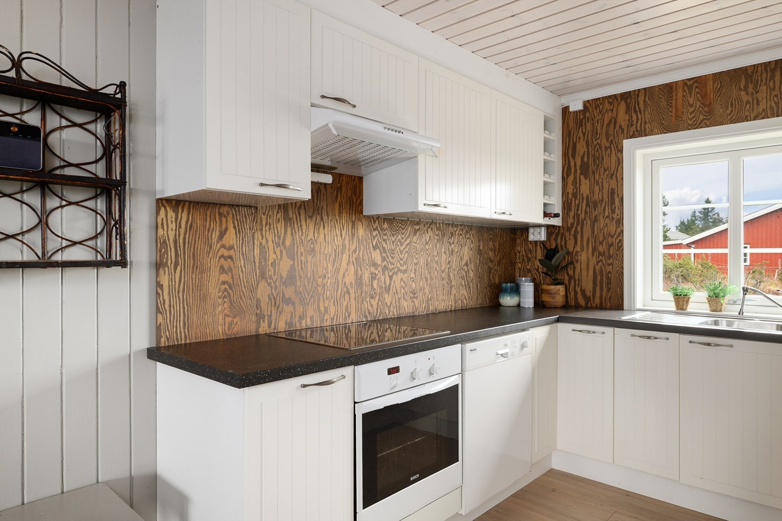 Integrerte hvitevarer. God oppbevaring i over-og underskap. Godt med benkeplass. Galleribilde