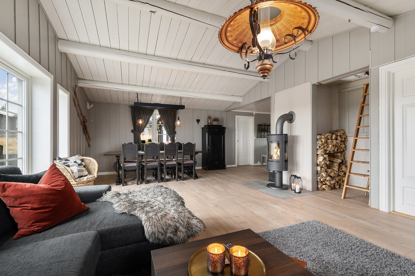 Det kommer rikelig med naturlig lys inn i oppholdsrommet gjennom store vindusflater. Galleribilde