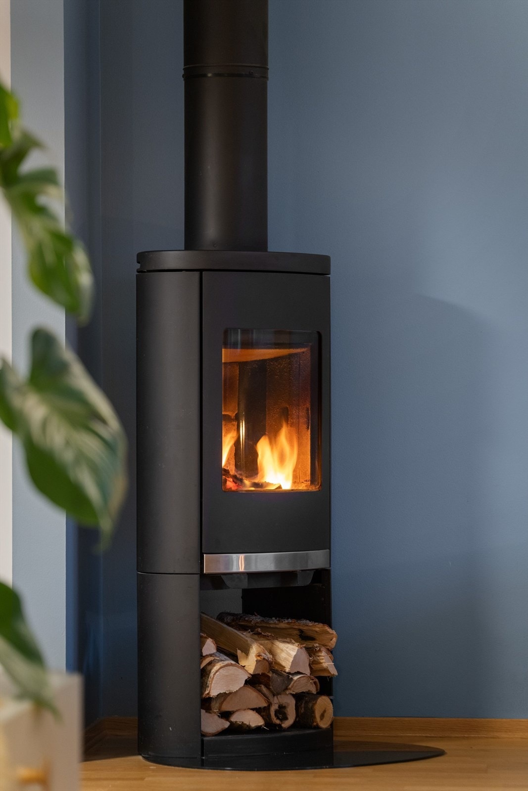 Det er lun og god oppvarming via bl.a. vedfyring. Galleribilde