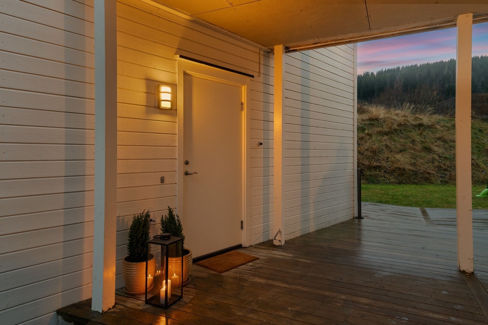 Uteplassen foran inngangspartiet er overbygd og gir ly for vær og vind - et hyggelig sted å ønske gjester velkommen. Galleribilde