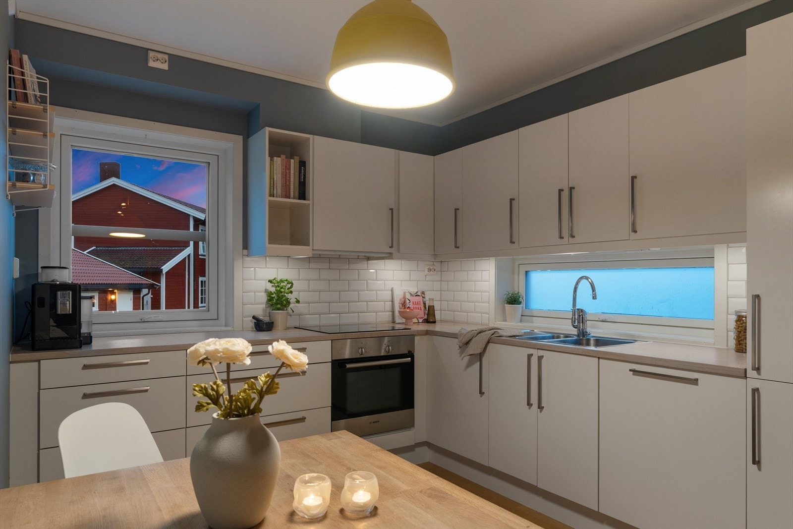 Lyst og moderne kjøkken i åpen løsning mot stuen - et sosialt rom som fungerer godt både til hverdags og ved gjester. Galleribilde