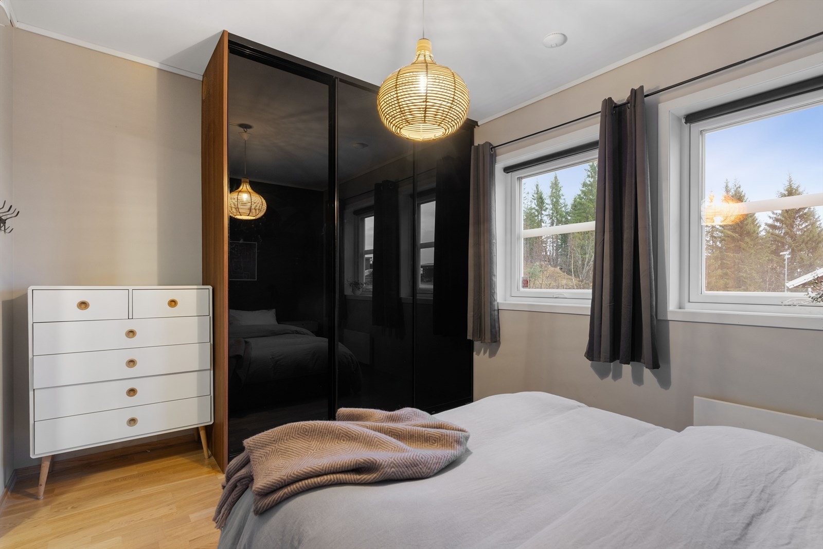 Hovedsoverommet er malt i lune fargetoner og har plass til dobbeltseng, nattbord og garderobeskap. Galleribilde