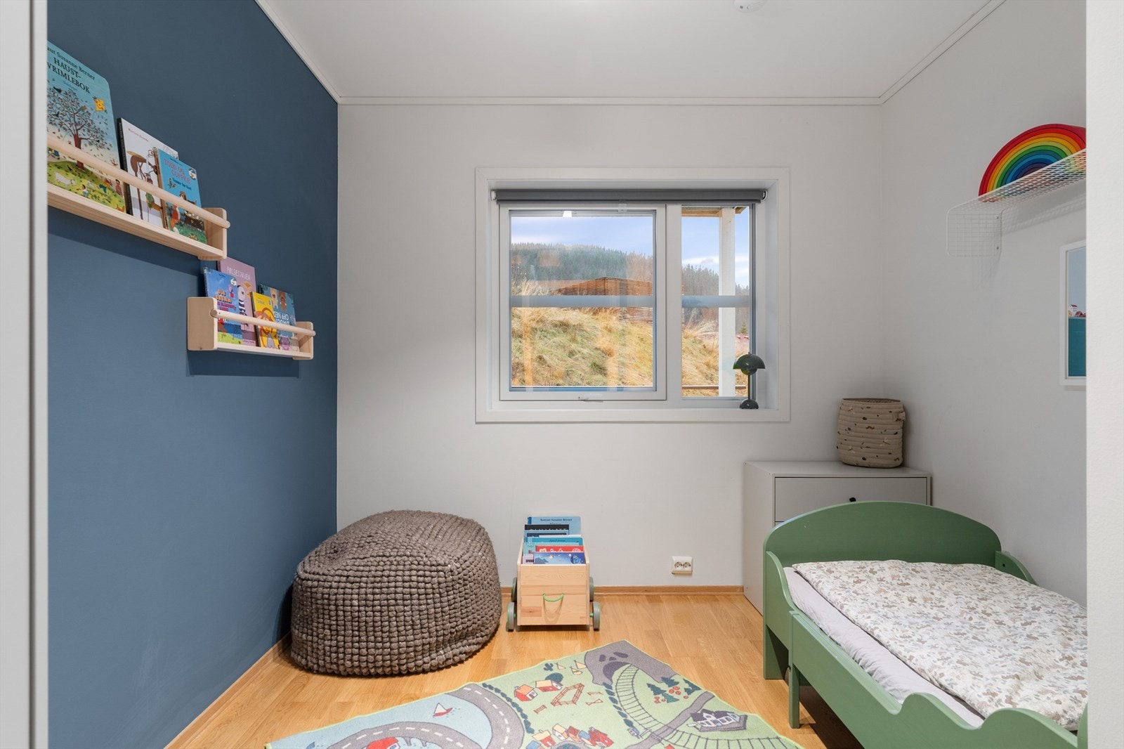 Det andre soverommet egner seg godt som barnerom, gjesterom eller hjemmekontor, og er malt i moderne fargetoner som skaper en behagelig atmosfære. Galleribilde