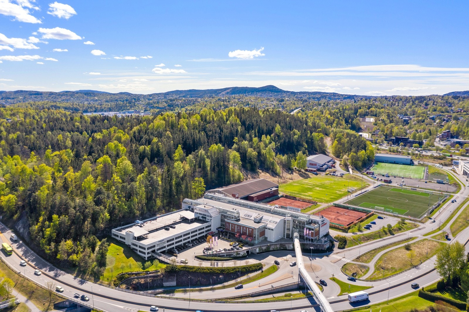 Fra Neselva Hageby er det kun en kort sykkeltur bort til Holmen Senter med et bredt utvalg av butikker, serveringssteder og et stort idrettsanlegg Galleribilde