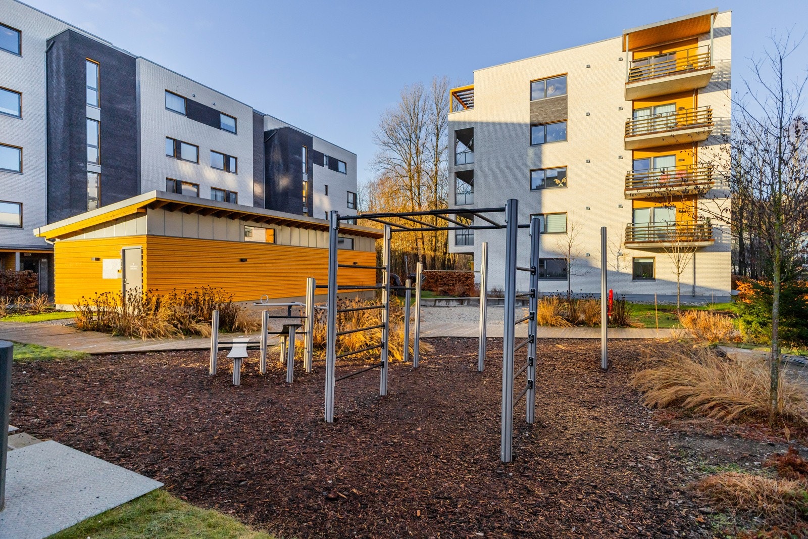 Sameiets fellestomt er på 3 120,6 kvm som er pent opparbeidet til hyggelige uteområder, tilrettelagt for å være tilnærmet bilfritt og opparbeidet som en hyggelig hageby med variert beplantning, lekeplasser og tuftepark m.m. Galleribilde