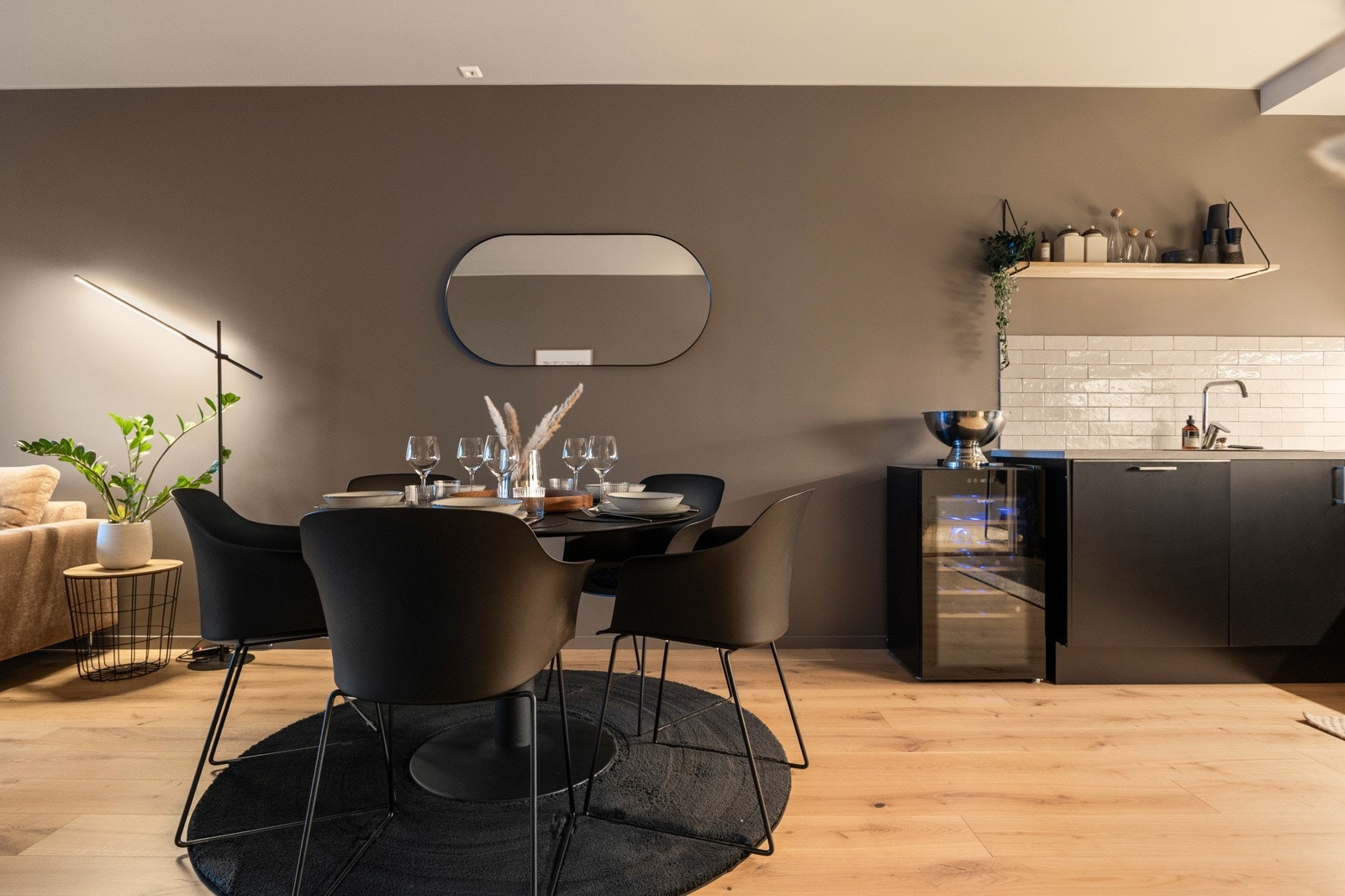 Alle vegger er malt i moderne jordtoner - en elegant palett av lyse og mørke beige- og bruntoner som skaper en lun og harmonisk atmosfære. Galleribilde