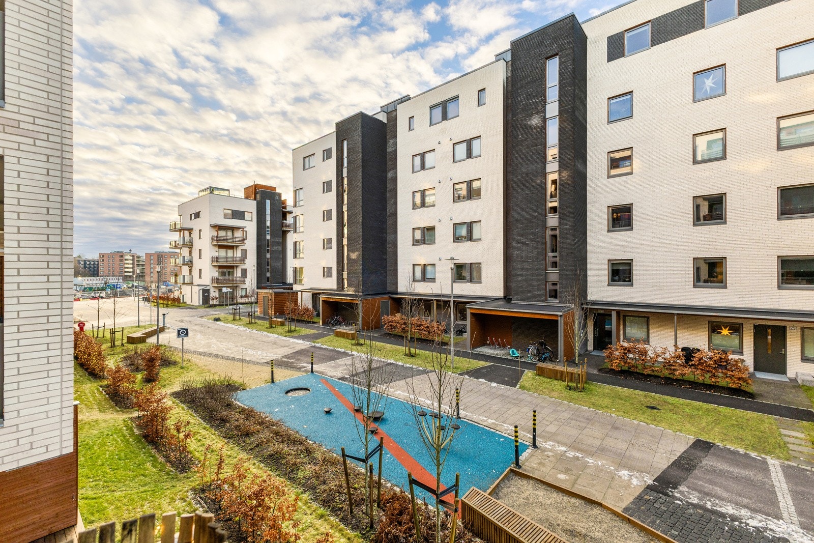 Sameiets fellestomt er på 3 120,6 kvm som er pent opparbeidet til hyggelige uteområder, tilrettelagt for å være tilnærmet bilfritt og opparbeidet som en hyggelig hageby med variert beplantning, lekeplasser og tuftepark m.m. Galleribilde