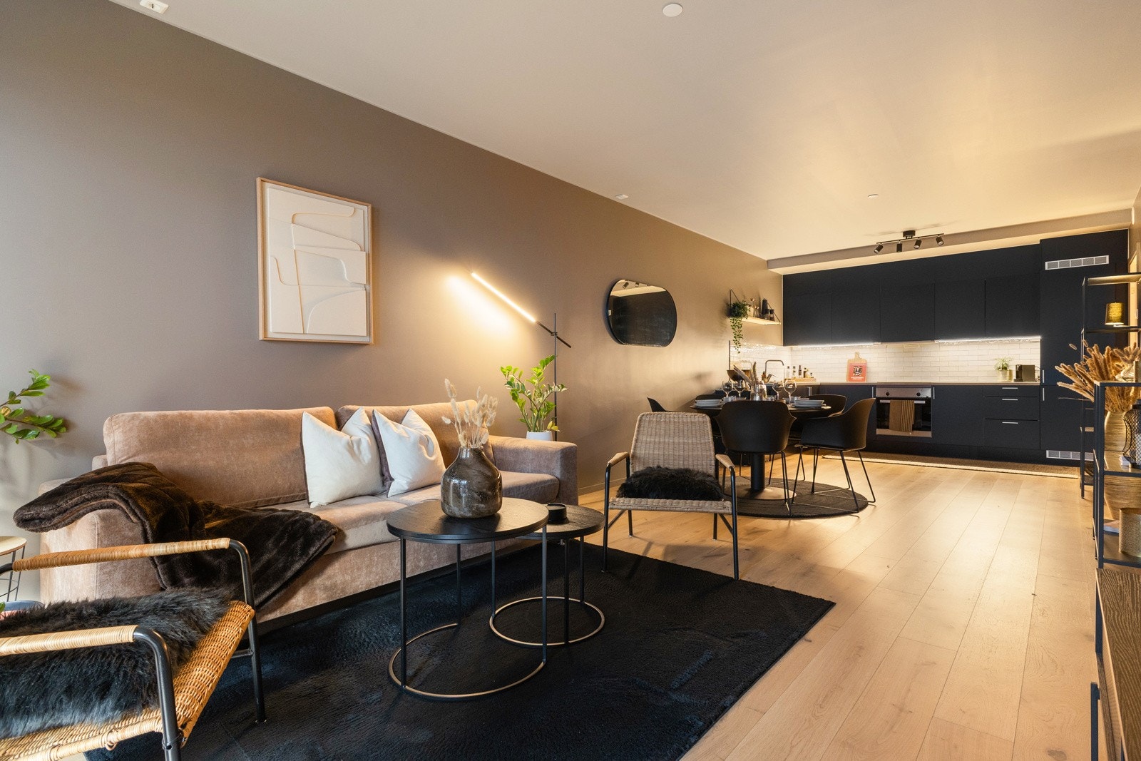 Lekker, nesten helt ny (januar 24) leilighet i 2. etasje - klar for innflytting! Den gode takhøyden på ca. 2,6 meter gir ekstra romfølelse i leiligheten . Galleribilde