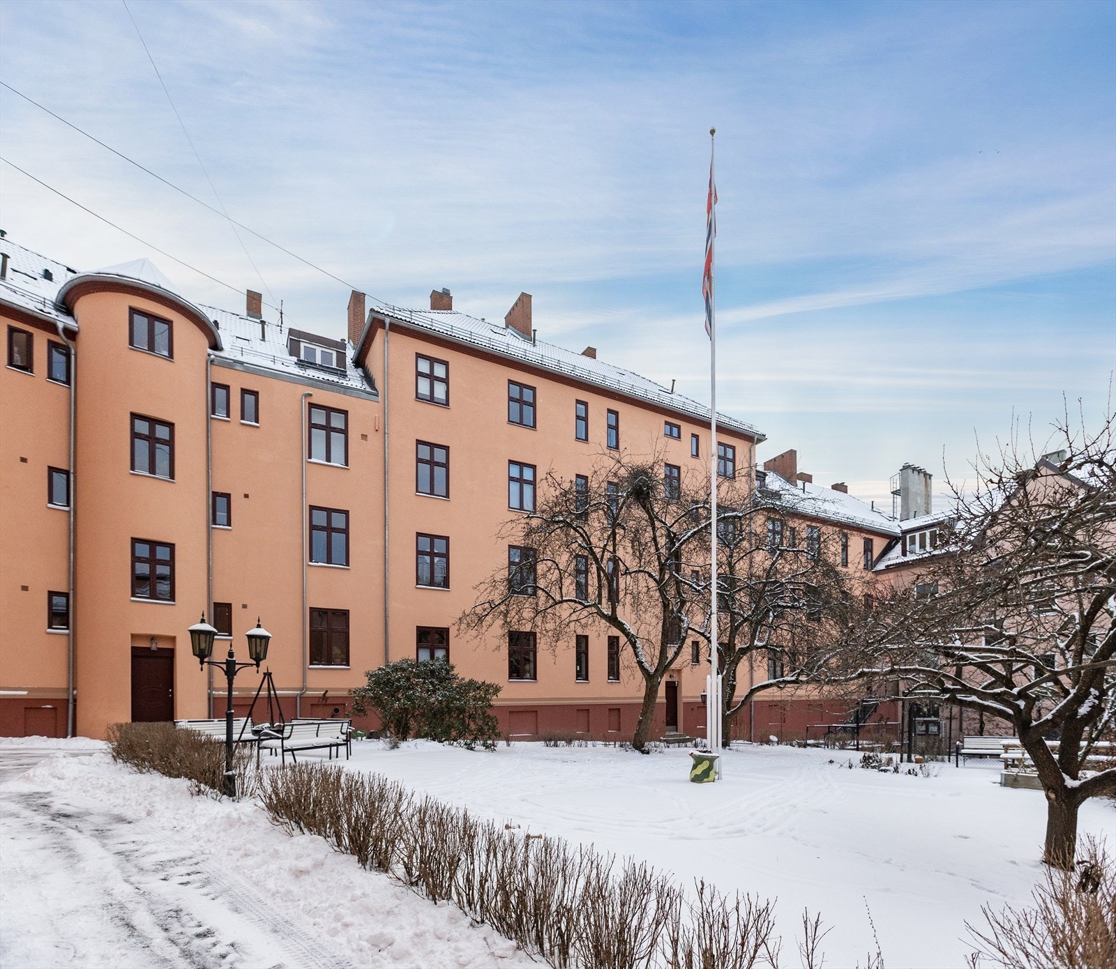 Her har to store, grønne bakgårder med sol, grill og bålpanner. Et perfekt sted å nyte sommeren på! Galleribilde