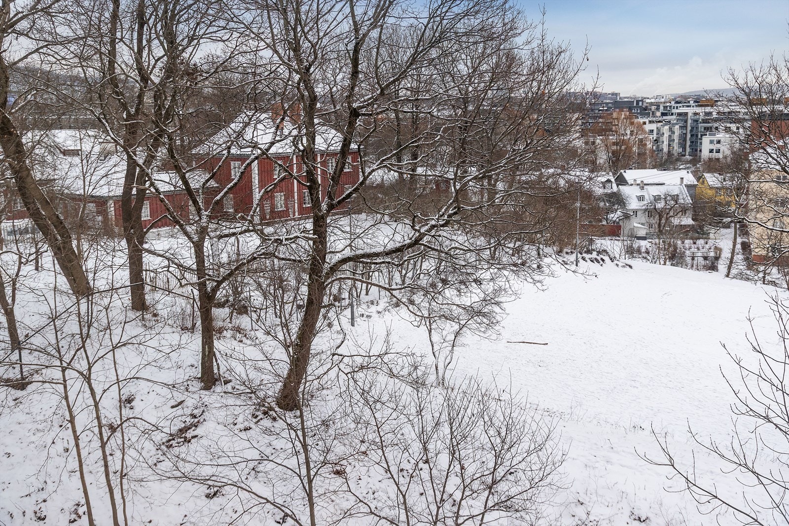Leiligheten vender ut mot Vøienvolden gård og park. Her bor du rolig med gangavstand til Torshov, Grünerløkka og St. Hanshaugen. Galleribilde