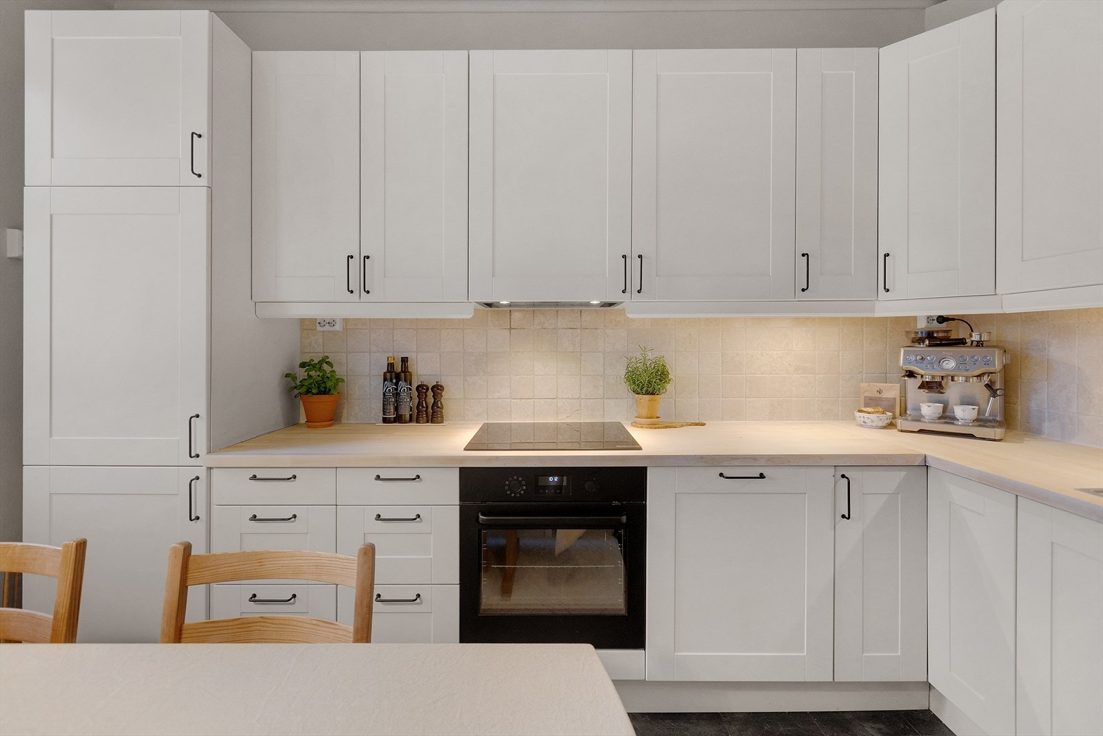 Kjøkkenet har integrerte hvitevarer og lyslist under overskapene. Galleribilde