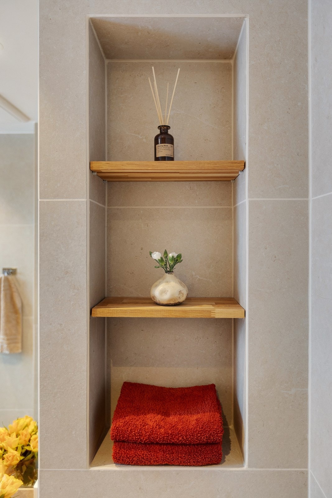 Praktisk innebygd hylle for å kunne oppbevare håndklær. Galleribilde