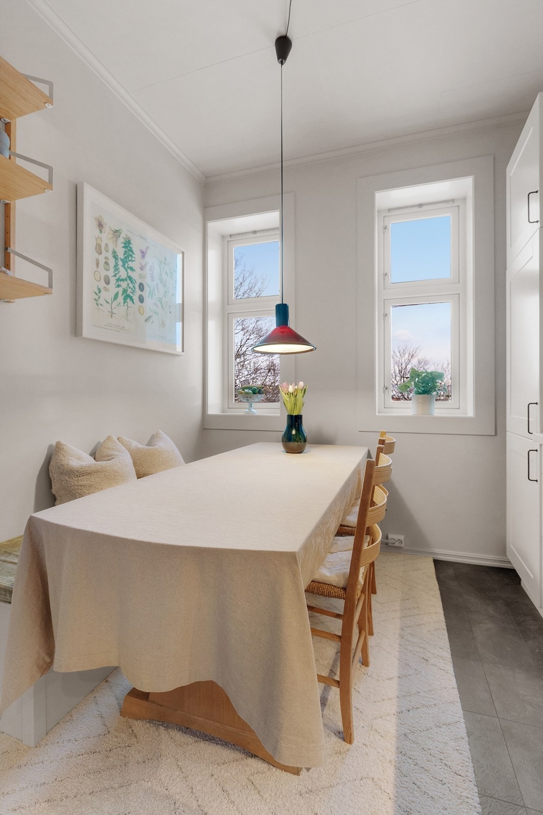 Her er det god plass til spisebord, perfekt når man har gjester på besøk. Galleribilde