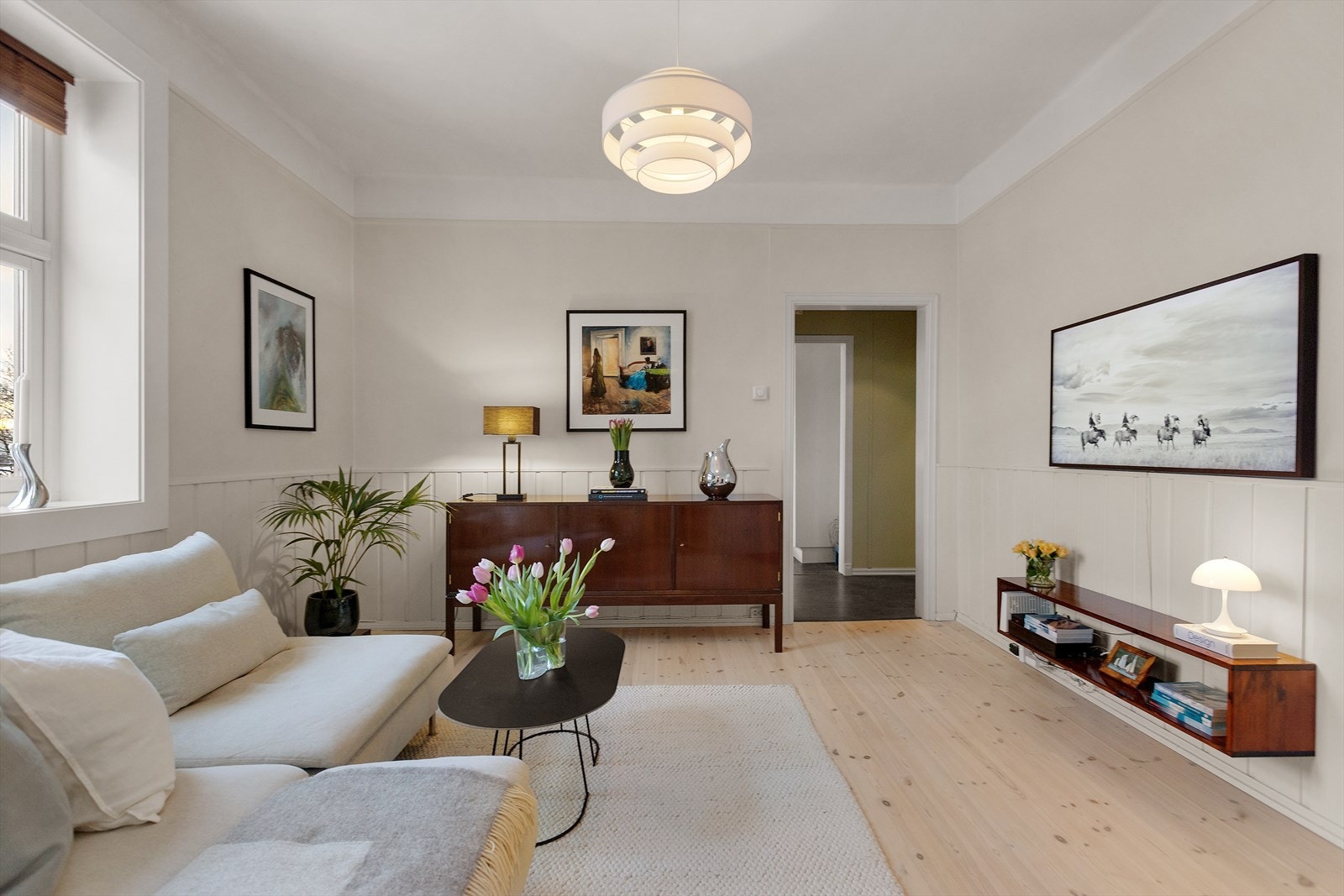 I stuen har du plass til sofa, tv-møblement og skjenk. Galleribilde