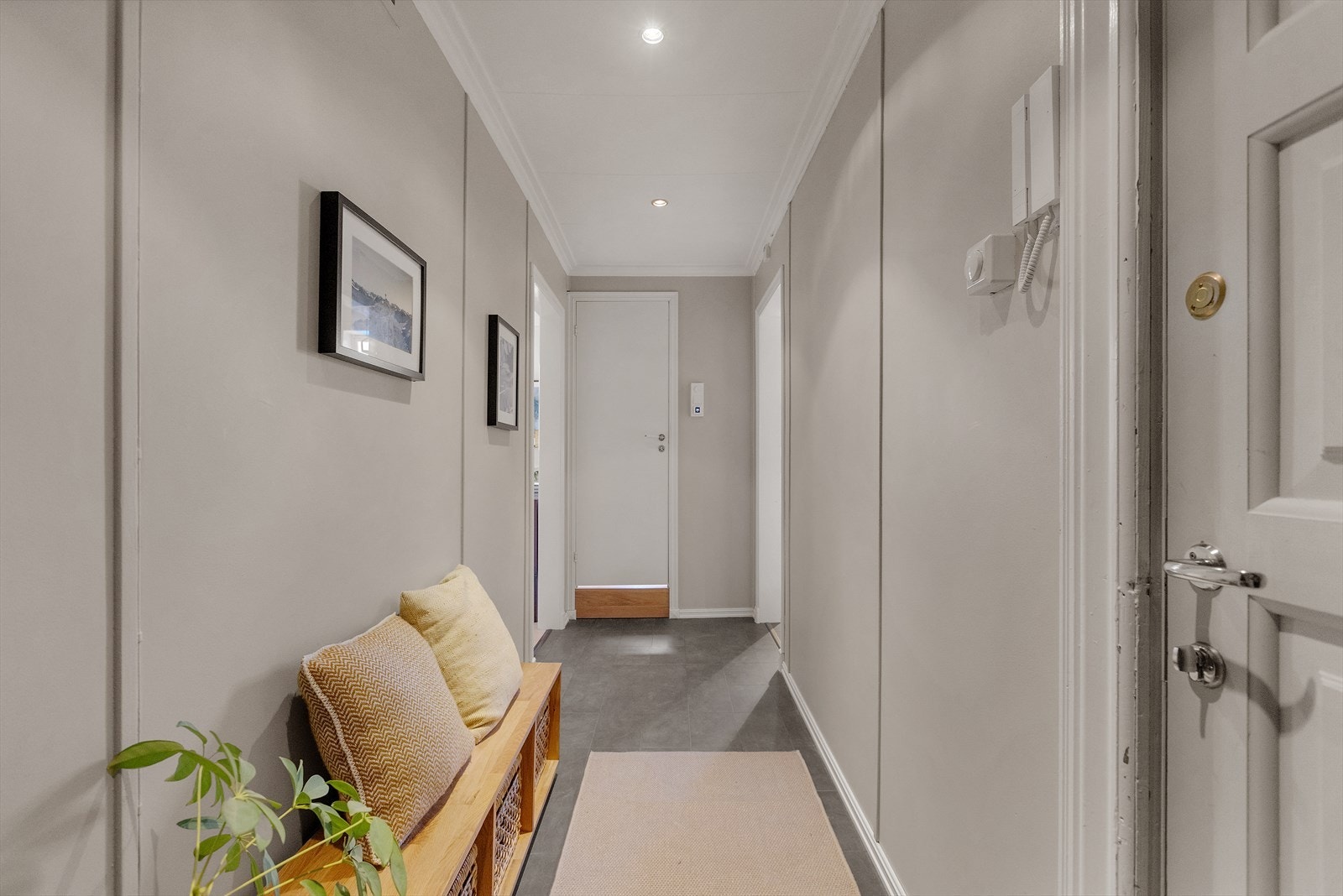 Velkommen inn! I entréen er det utstyrt med callinganlegg og praktisk vinylfliser. Galleribilde