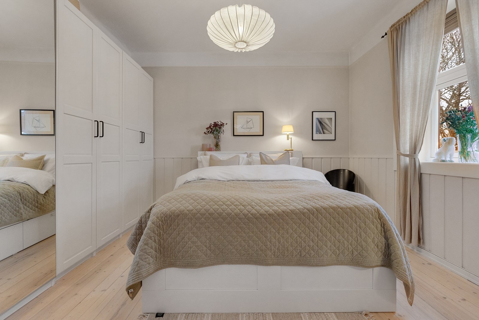 Stort og romslig soverom med plass til dobbeltseng, nattbord og skjenk. Galleribilde