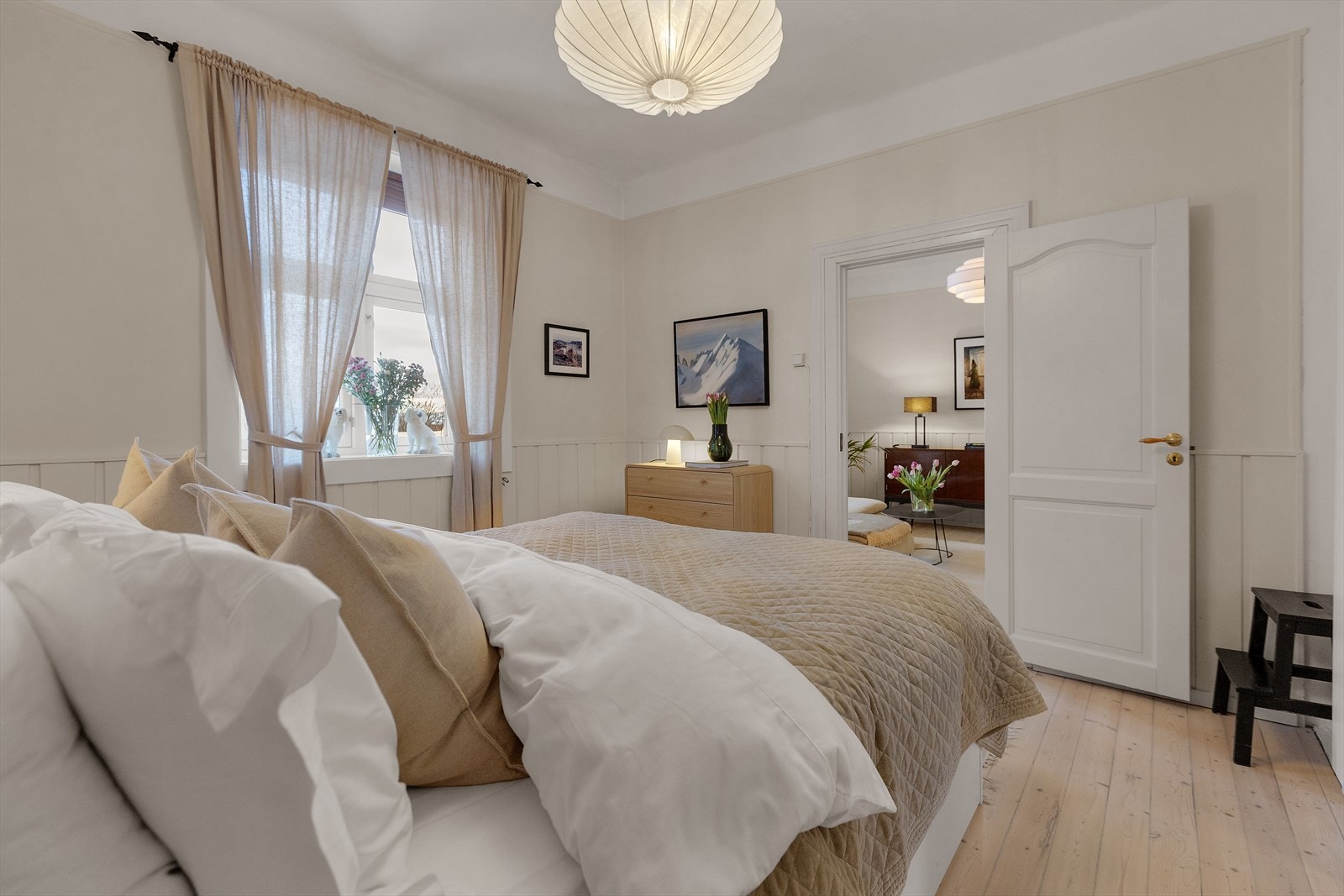 Vinduet sørger for godt med lysinslipp og vender ut mot rolige omgivelser som sørger for en god natt søvn. Galleribilde