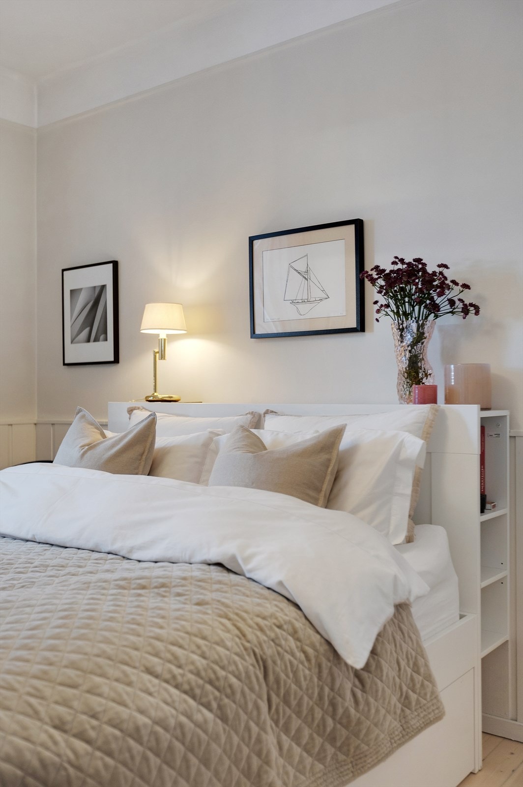 Her har man en seng som også går å bruke til oppbevaring - perfekt for å få ekstra lagringsplass. Galleribilde