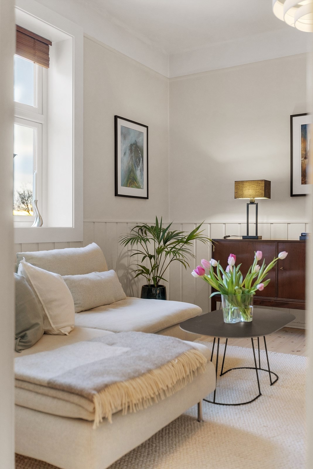 En herlig og innbydende stue med gode lysforhold og utsikt mot Vøienvolden gård og park. Galleribilde