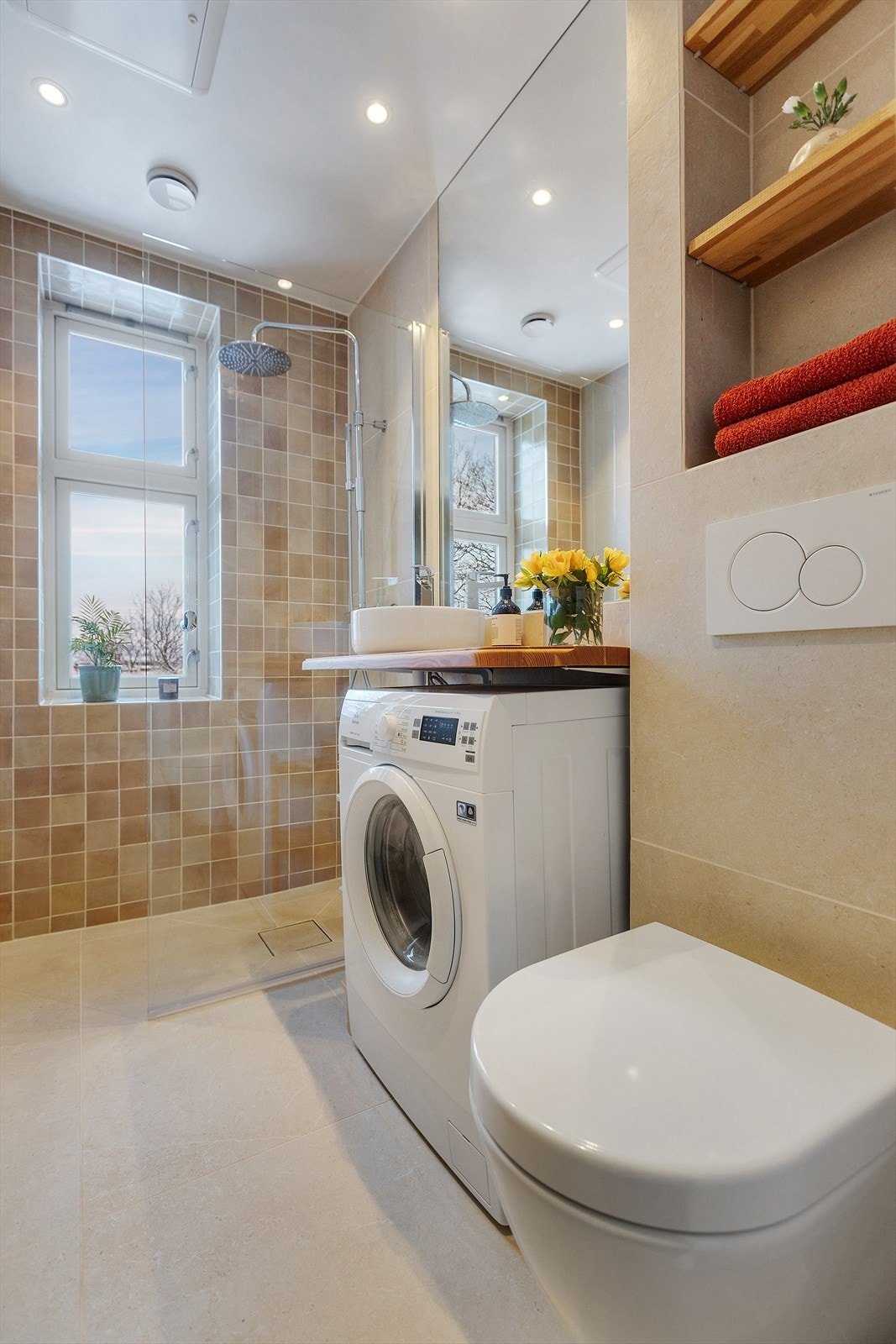 Lekkert flislagt bad fra med gulvvarme og opplegg for vaskemaskin. Galleribilde