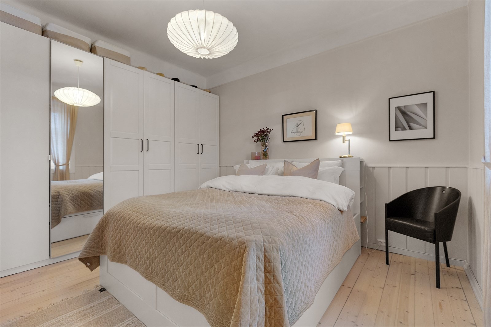 I tillegg er det gode oppbevaringsmuligheter i garderobeskapene som er på den ene veggen. Galleribilde