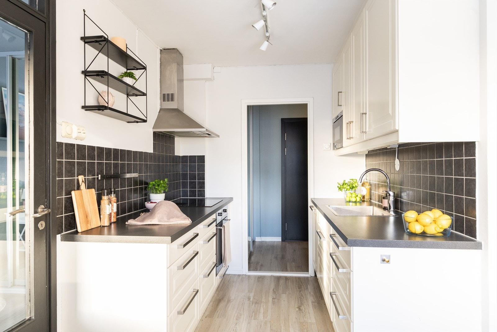 Innredningen består av integrert oppvaskmaskin, komfyr samt frittstående kjøleskap. Galleribilde