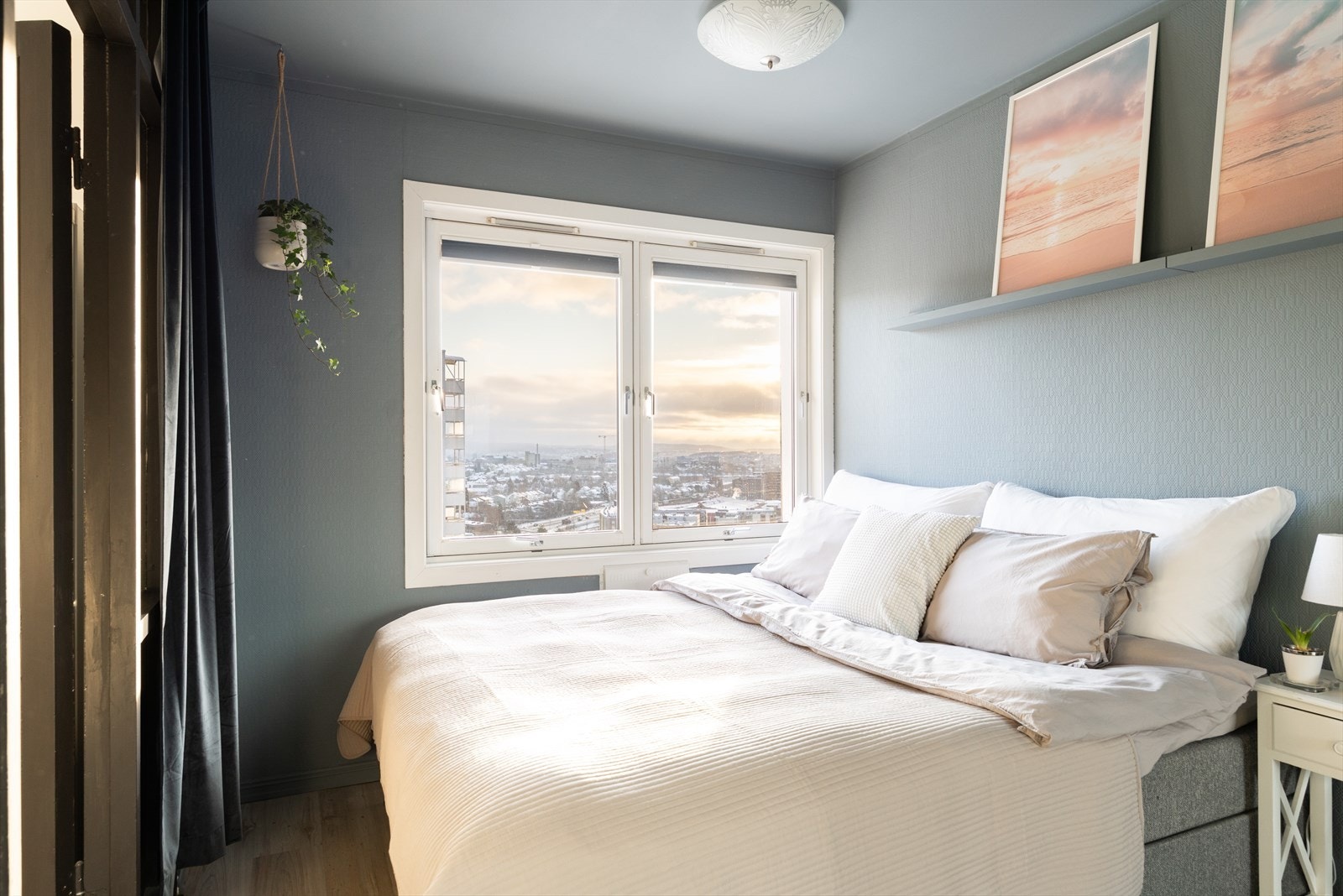 Koselig soverom malt i en lun blåfarge. Galleribilde