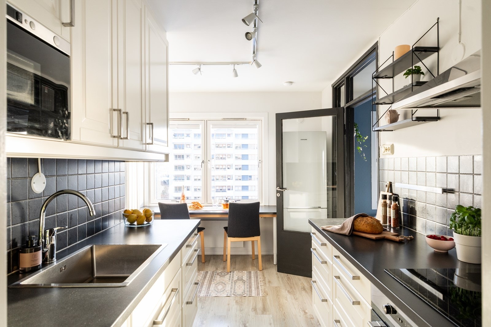 Separat kjøkken med hyggelig spiseplass ved vinduet. Galleribilde