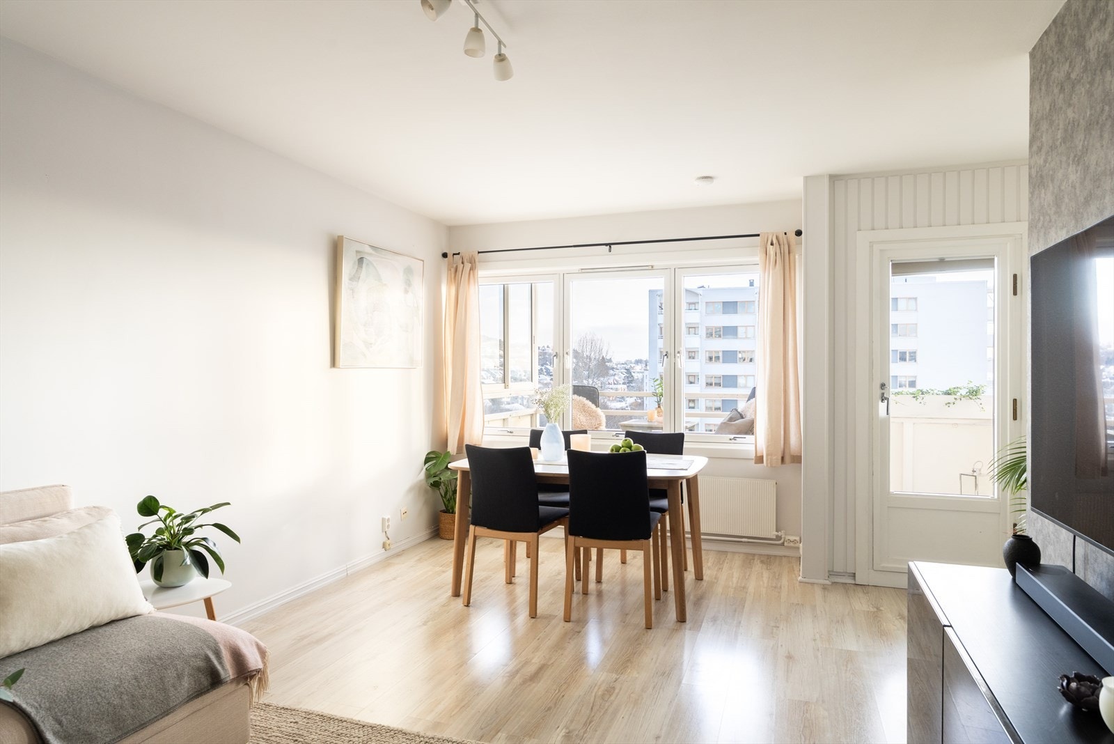 Fra stuen er det utgang til balkong. Galleribilde