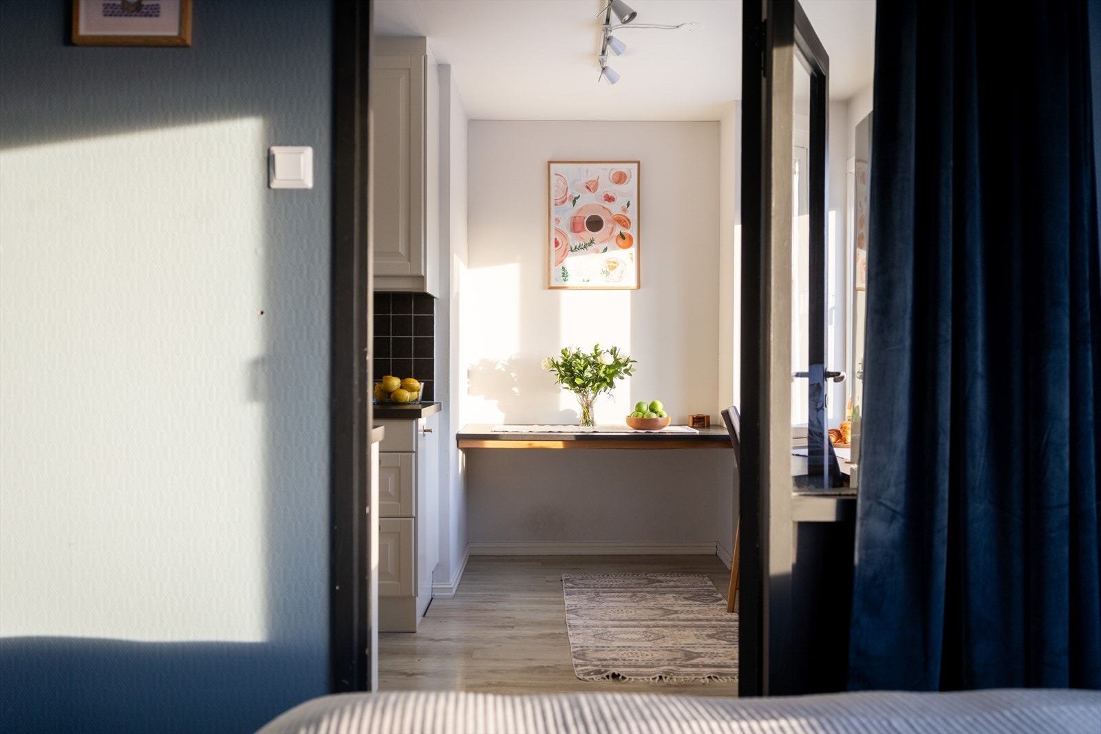 Rommet har god plass til dobbeltseng, nattbord og garderobeskap. Galleribilde