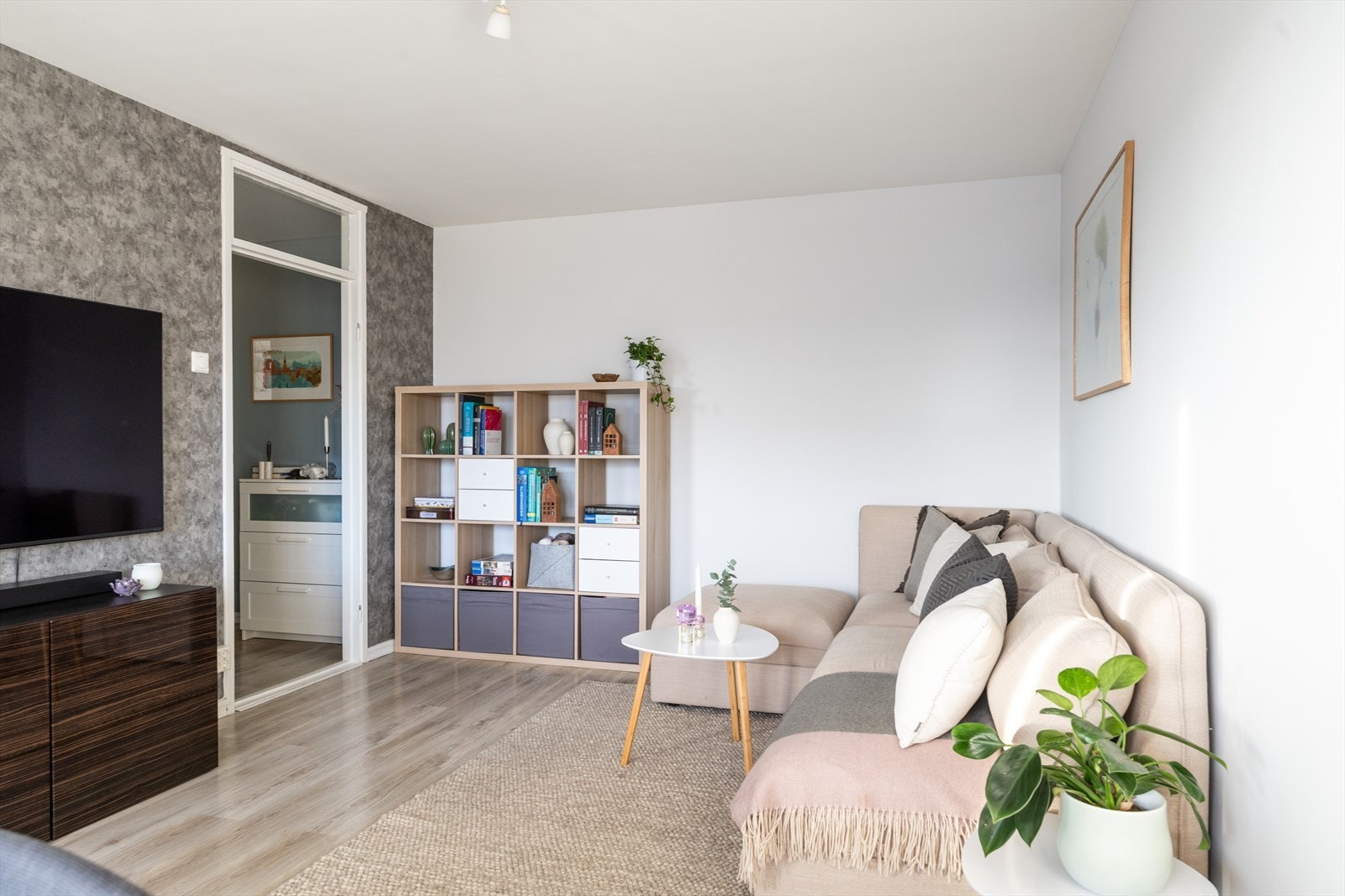 Stuen har plass til sofagruppe, tv-møblement og spisebord. Galleribilde