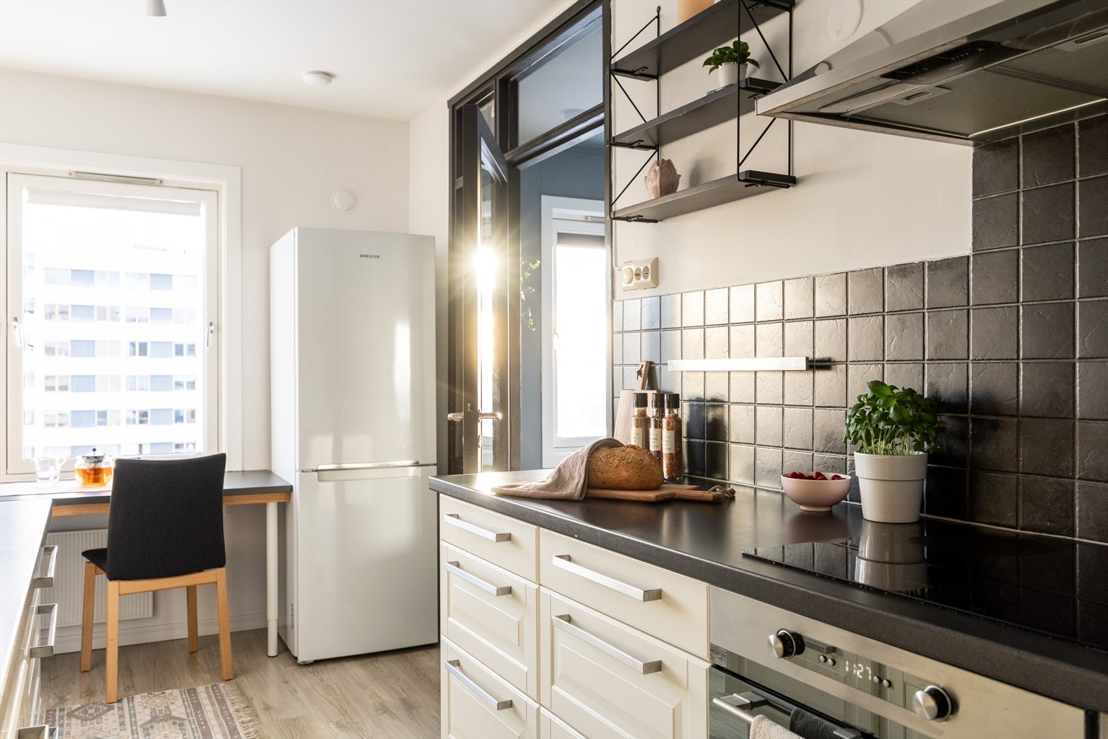 Kjøkkenet har god skap og benkeplass. Galleribilde