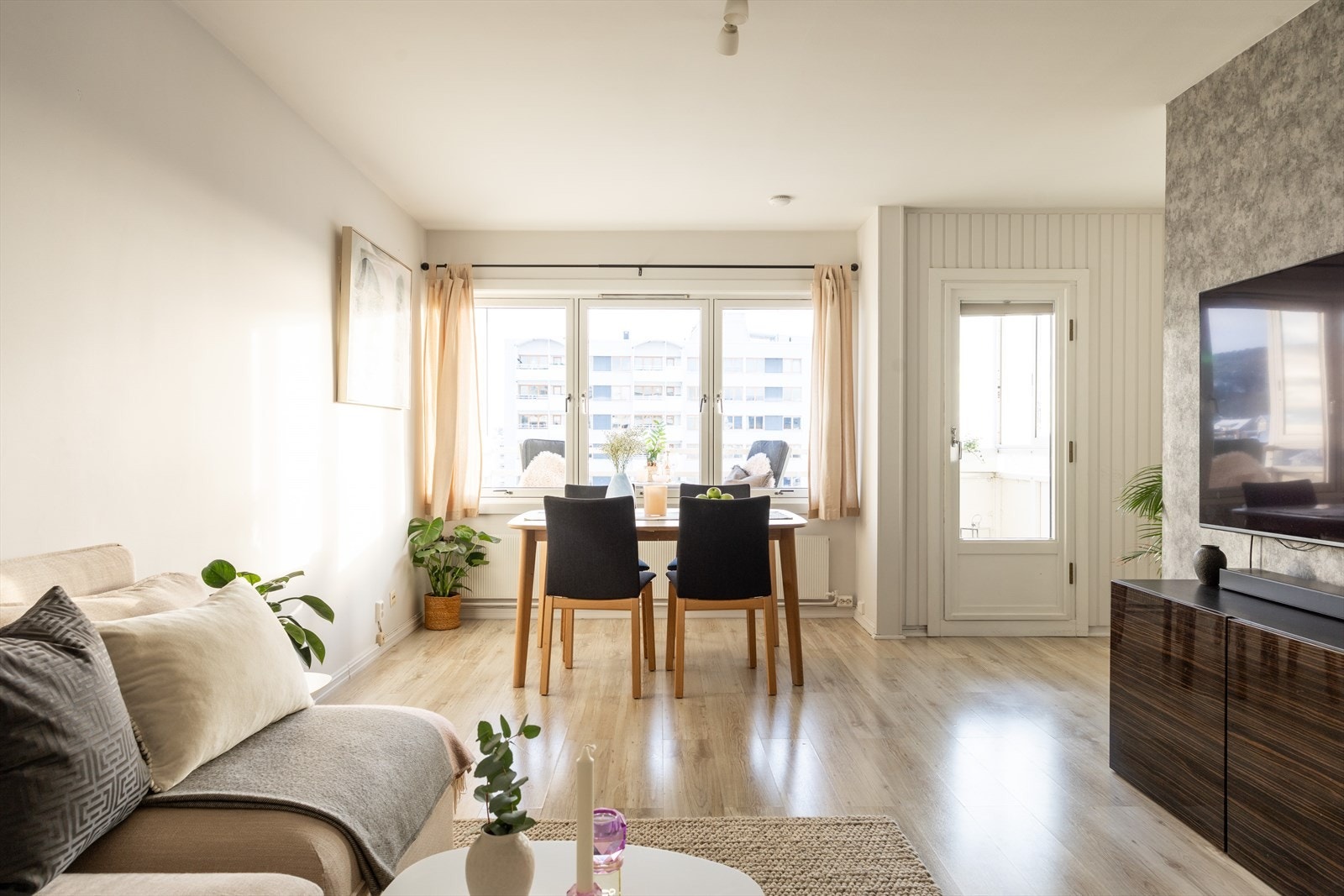 De store vindusflatene slipper inn rikelig med lys. Galleribilde