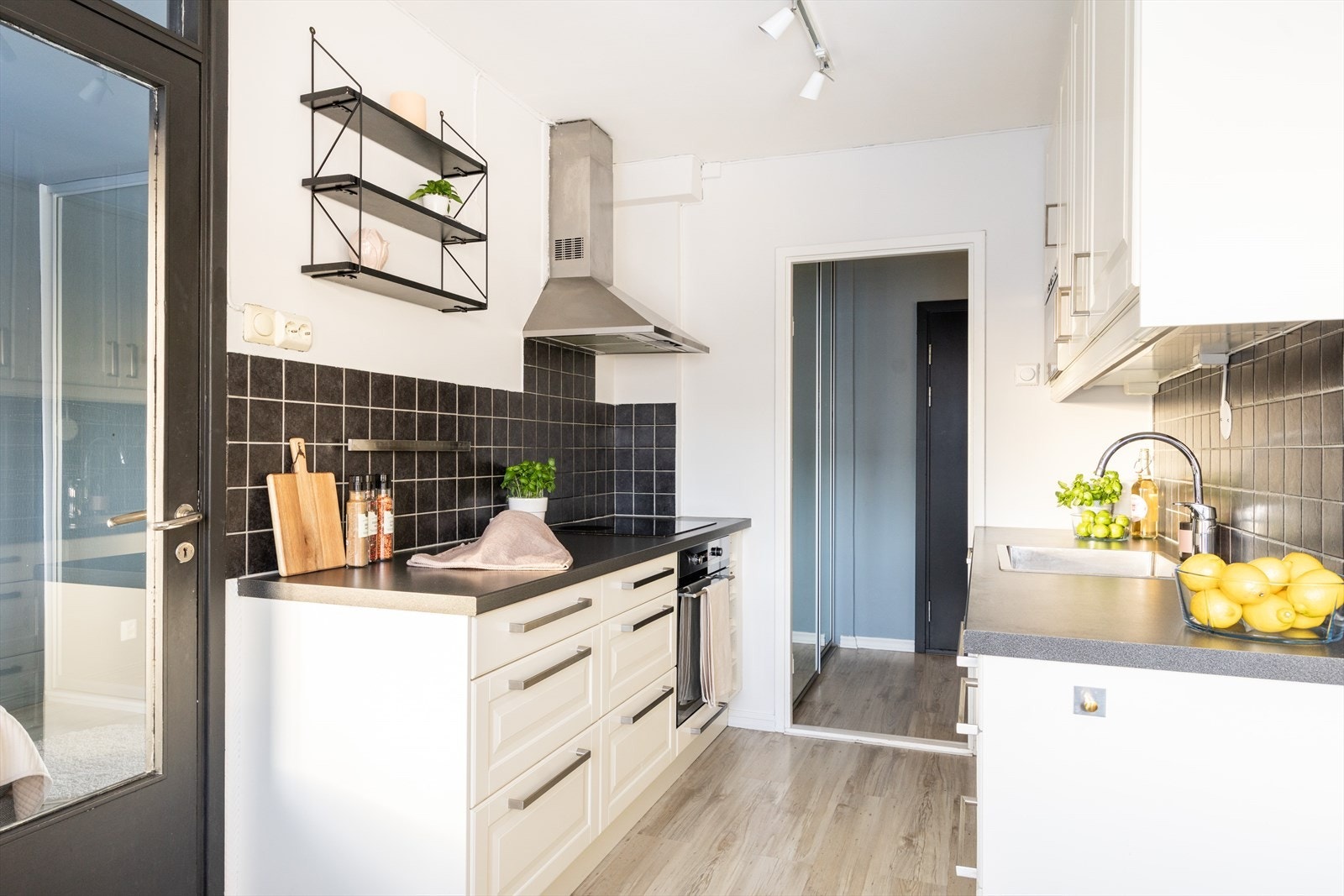 Praktisk kjøkken med laminert benkeplate og kjøkkenskrog. Galleribilde