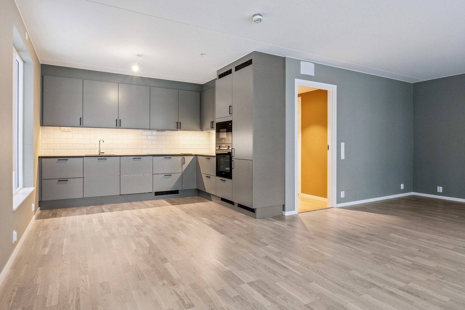 Kjøkkenet har integrerte hvitevarer som kjøleskap, mikrobølgeovn, platetopp og stekeovn. Galleribilde