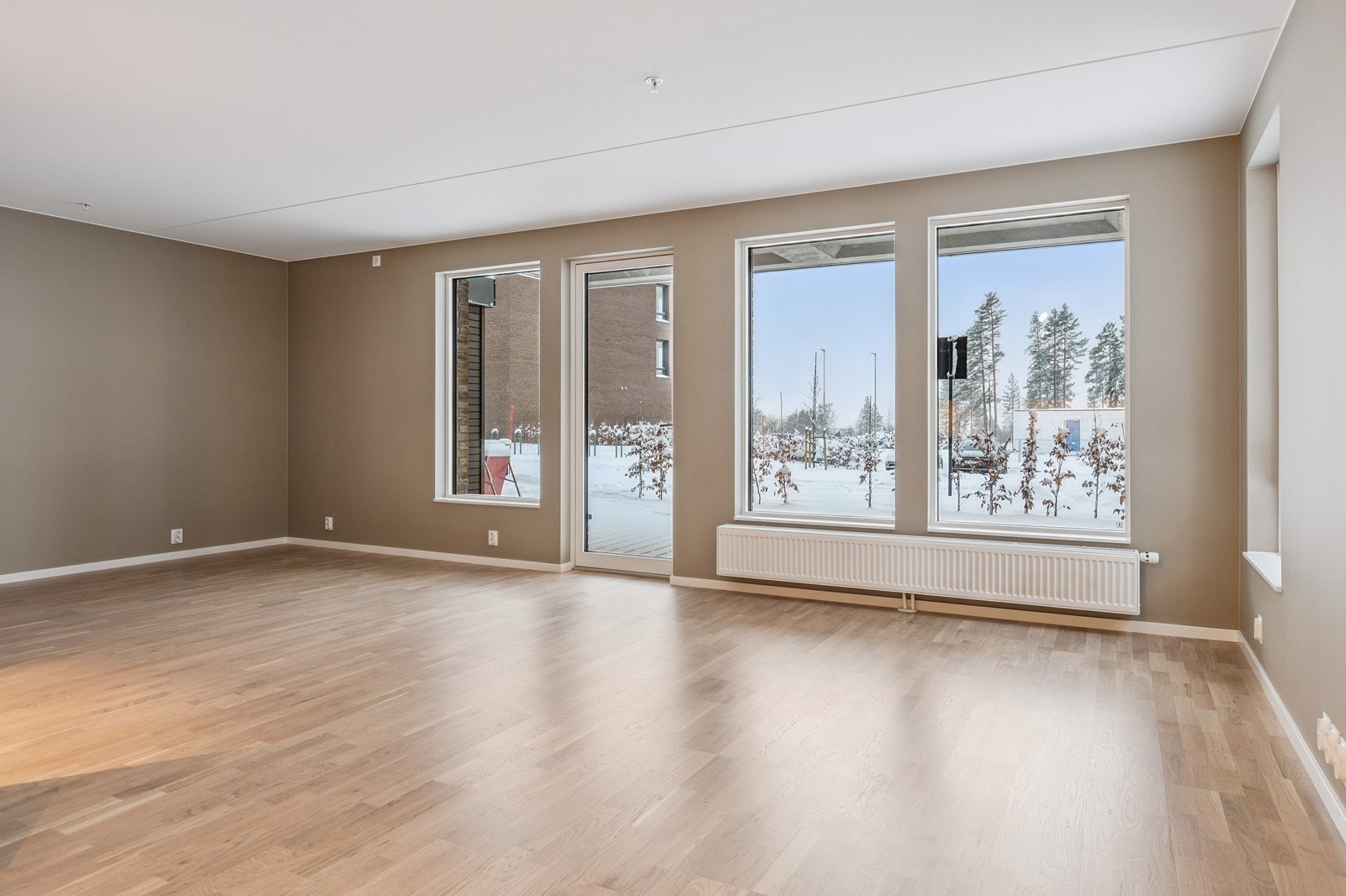 Stue og kjøkken ligger i en åpen og sosial løsning. Stuen har god plass til både sofa- og spisegrupp Galleribilde